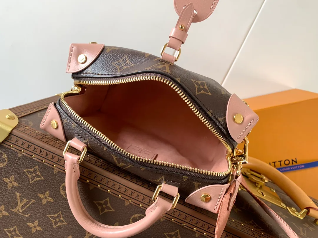 💰880 Top original order, M45531 peach color M45571 black Petite Malle Souple handbag is made of Monogram canvas, integrated with riveted leather corners and leather nameplate, which tells the inheritance of box making, with nautical style chain, Louis Vuitton Malletier embroidery and detachable wide shoulder strap. Dimensions: 20.0 x 14.0 x 7.5 cm