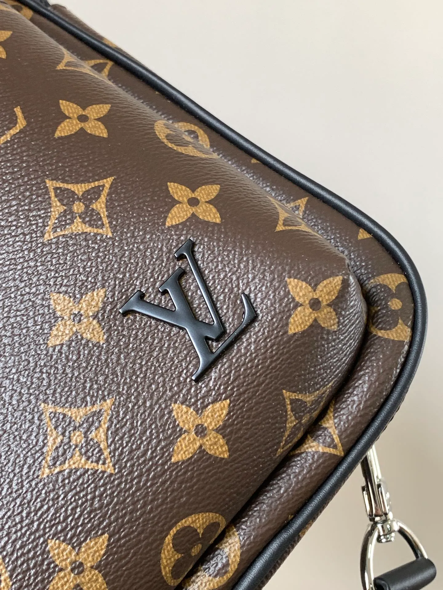 💰860 Top-quality original transcoding chip Style number: M46327 Presbyopia This Avenue shoulder bag is made of Damier Graphite canvas, and the front outer pocket is decorated with a Louis Vuitton Paris logo leather patch. The adjustable nylon shoulder straps can be fixed on the left and right sides with D-rings, while the canvas straps and lining are sustainable. Damier Graphite coated canvas - Calfskin trim - Textile lining - Square hardware on the front - Main compartment - Zip front pocket - Small top zip pocket - Shoulder strap, non-detachable, adjustable! Size:20x31x7CM
