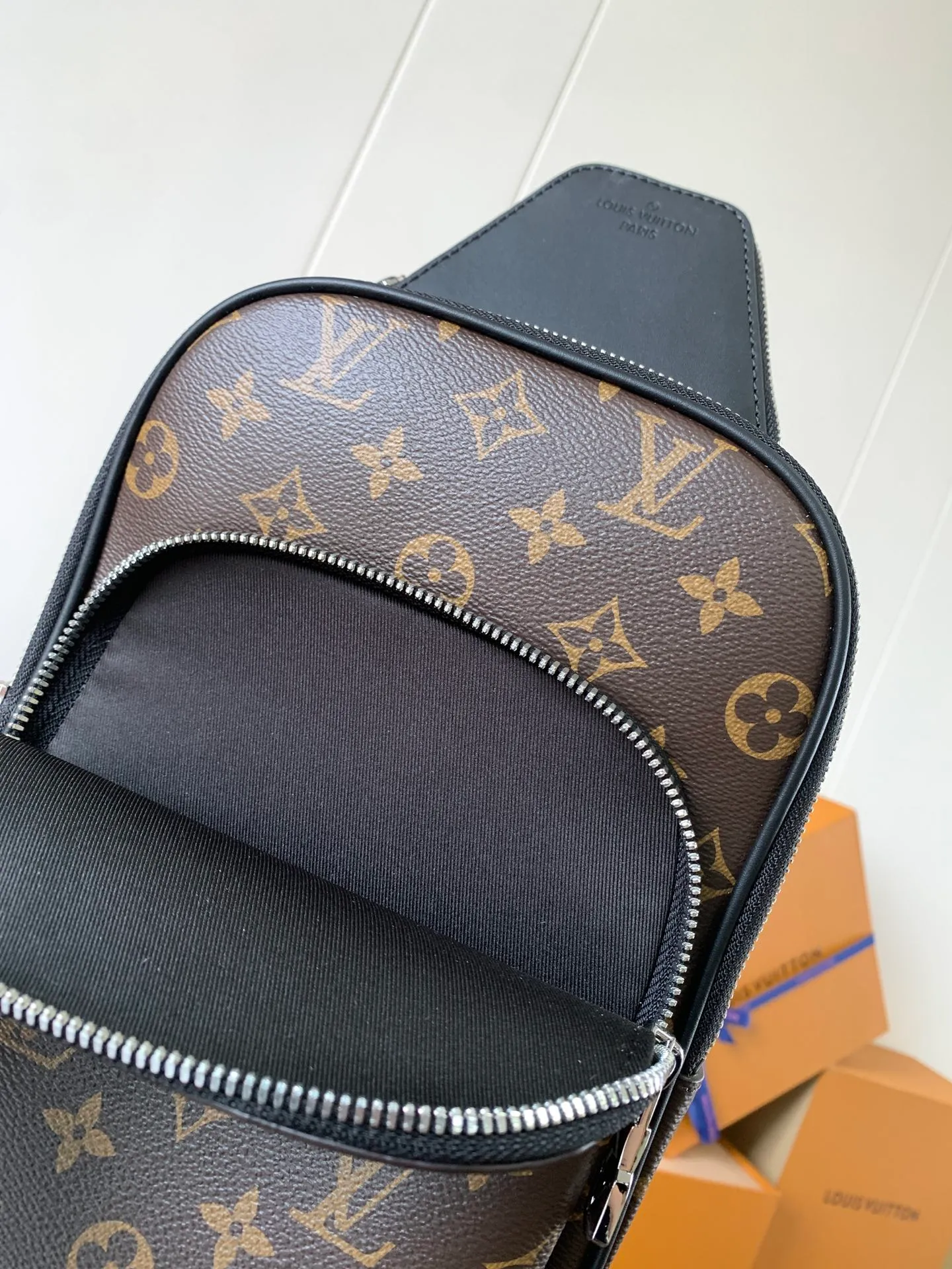 💰860 Top-quality original transcoding chip Style number: M46327 Presbyopia This Avenue shoulder bag is made of Damier Graphite canvas, and the front outer pocket is decorated with a Louis Vuitton Paris logo leather patch. The adjustable nylon shoulder straps can be fixed on the left and right sides with D-rings, while the canvas straps and lining are sustainable. Damier Graphite coated canvas - Calfskin trim - Textile lining - Square hardware on the front - Main compartment - Zip front pocket - Small top zip pocket - Shoulder strap, non-detachable, adjustable! Size:20x31x7CM