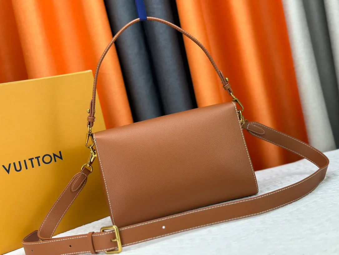 P280 upgraded version of the new LV twist soft twist model number: M24639/M24640. This Soft Twist handbag is made of soft cow leather and reinterprets the iconic Twist handbag in a generous size. The aged metal parts shine with eye-catching style, and the fitted design and multiple carrying methods enable a comfortable travel experience. Size: 27×19×9cm