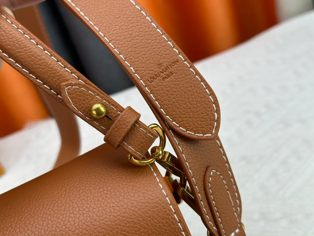 P280 upgraded version of the new LV twist soft twist model number: M24639/M24640. This Soft Twist handbag is made of soft cow leather and reinterprets the iconic Twist handbag in a generous size. The aged metal parts shine with eye-catching style, and the fitted design and multiple carrying methods enable a comfortable travel experience. Size: 27×19×9cm