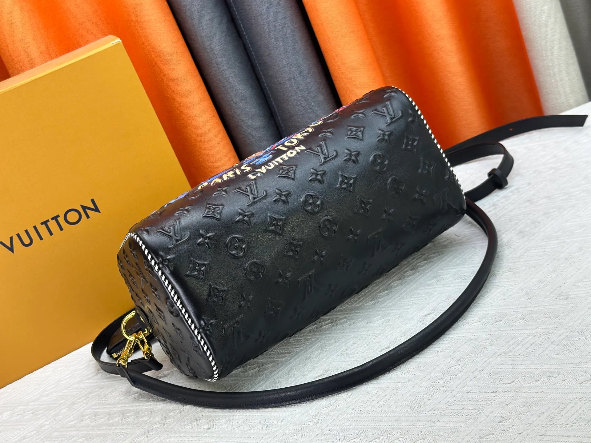 P320 M10660 M13344 This Speedy Soft 30 handbag interprets Monogram Dune elements with retro touches, with aircraft-shaped decoration and collage effect label, paying tribute to the design of Gaston Louis Vuitton collection series. The long handle makes it easy to carry on the shoulder, making it a great travel companion. 30.0 x 21.0 x 17.0 cm (length x height x width)