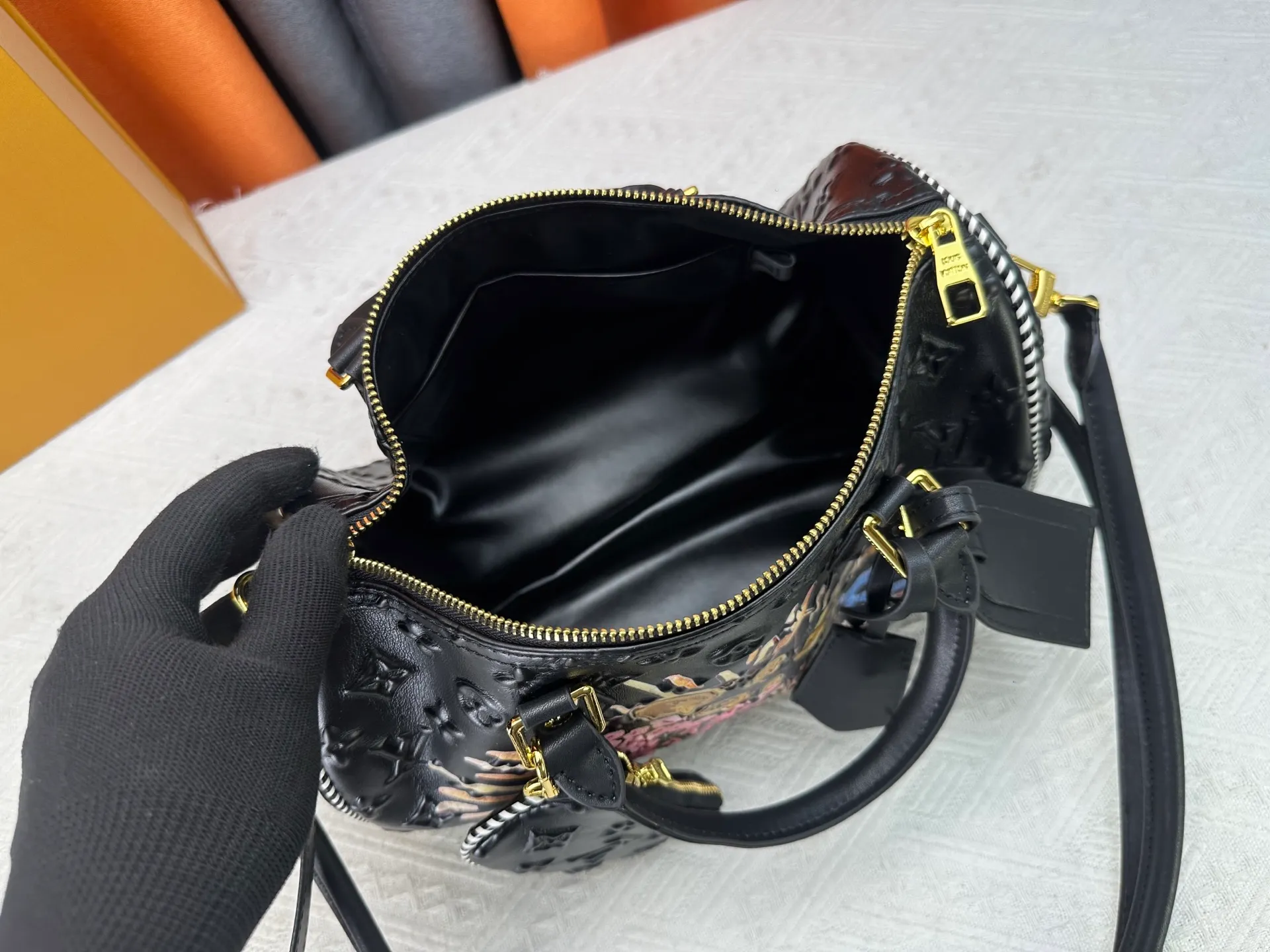 P320 M10660 M13344 This Speedy Soft 30 handbag interprets Monogram Dune elements with retro touches, with aircraft-shaped decoration and collage effect label, paying tribute to the design of Gaston Louis Vuitton collection series. The long handle makes it easy to carry on the shoulder, making it a great travel companion. 30.0 x 21.0 x 17.0 cm (length x height x width)