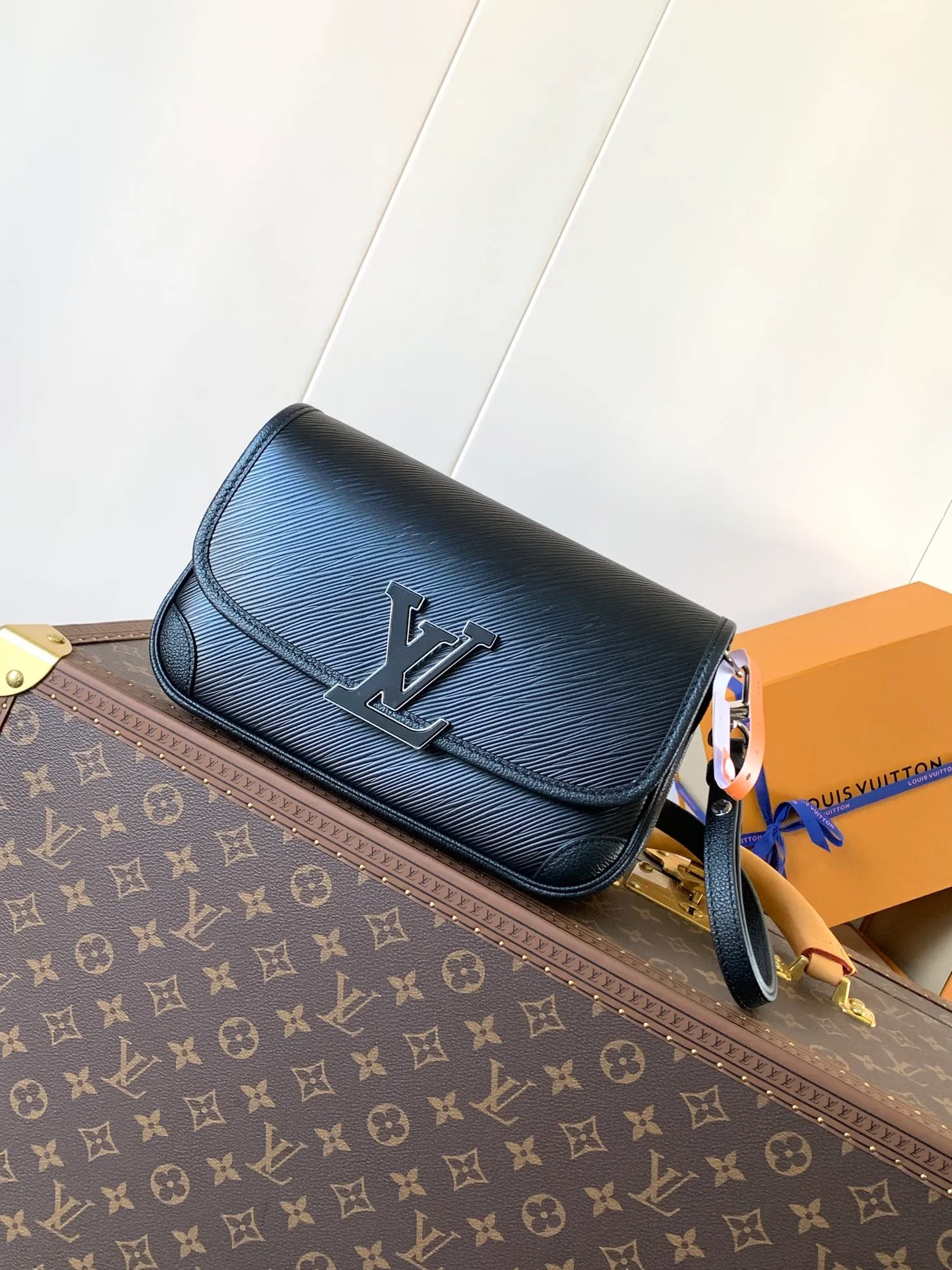 💰1160 (top layer leather) top quality original order, transcoding chip M59386 black M59457 white M59459 caramel top layer cowhide This Buci handbag is made of iconic Epi leather, with smooth leather outlines the corners and lining, achieving a classic soft silhouette. The resin LV logo adds a modern touch, and the adjustable strap allows for comfortable shoulder or cross-body wear.  Dimensions: 24.5 x 15.5 x 9 cm