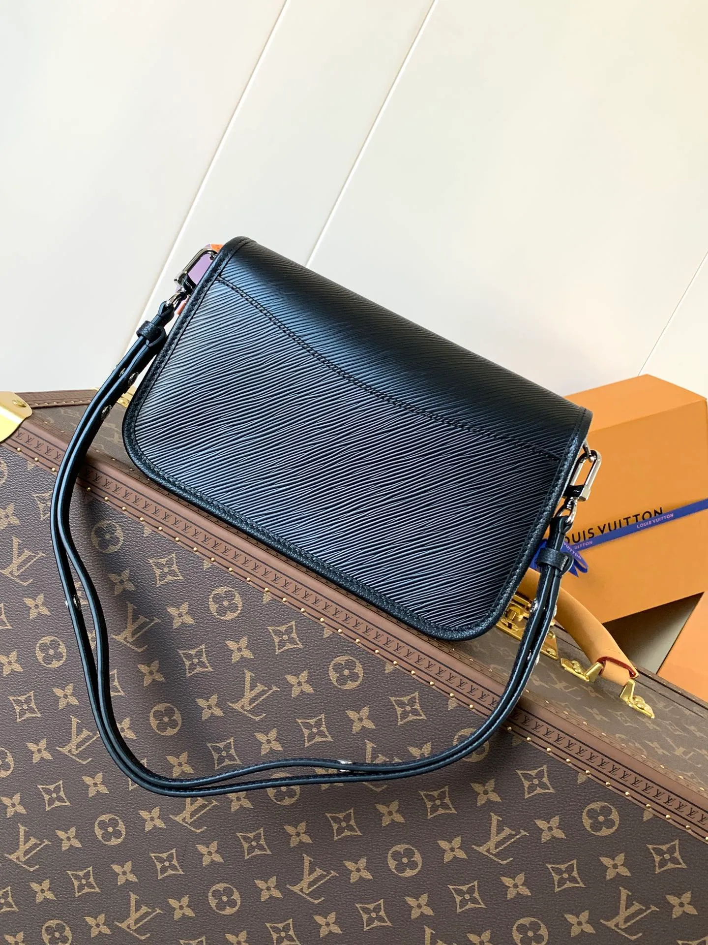 💰1160 (top layer leather) top quality original order, transcoding chip M59386 black M59457 white M59459 caramel top layer cowhide This Buci handbag is made of iconic Epi leather, with smooth leather outlines the corners and lining, achieving a classic soft silhouette. The resin LV logo adds a modern touch, and the adjustable strap allows for comfortable shoulder or cross-body wear.  Dimensions: 24.5 x 15.5 x 9 cm