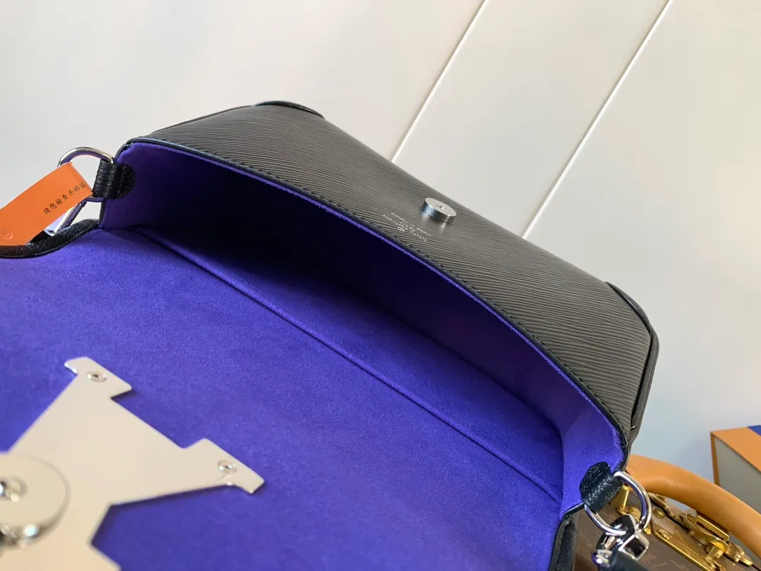 💰1160 (top layer leather) top quality original order, transcoding chip M59386 black M59457 white M59459 caramel top layer cowhide This Buci handbag is made of iconic Epi leather, with smooth leather outlines the corners and lining, achieving a classic soft silhouette. The resin LV logo adds a modern touch, and the adjustable strap allows for comfortable shoulder or cross-body wear.  Dimensions: 24.5 x 15.5 x 9 cm