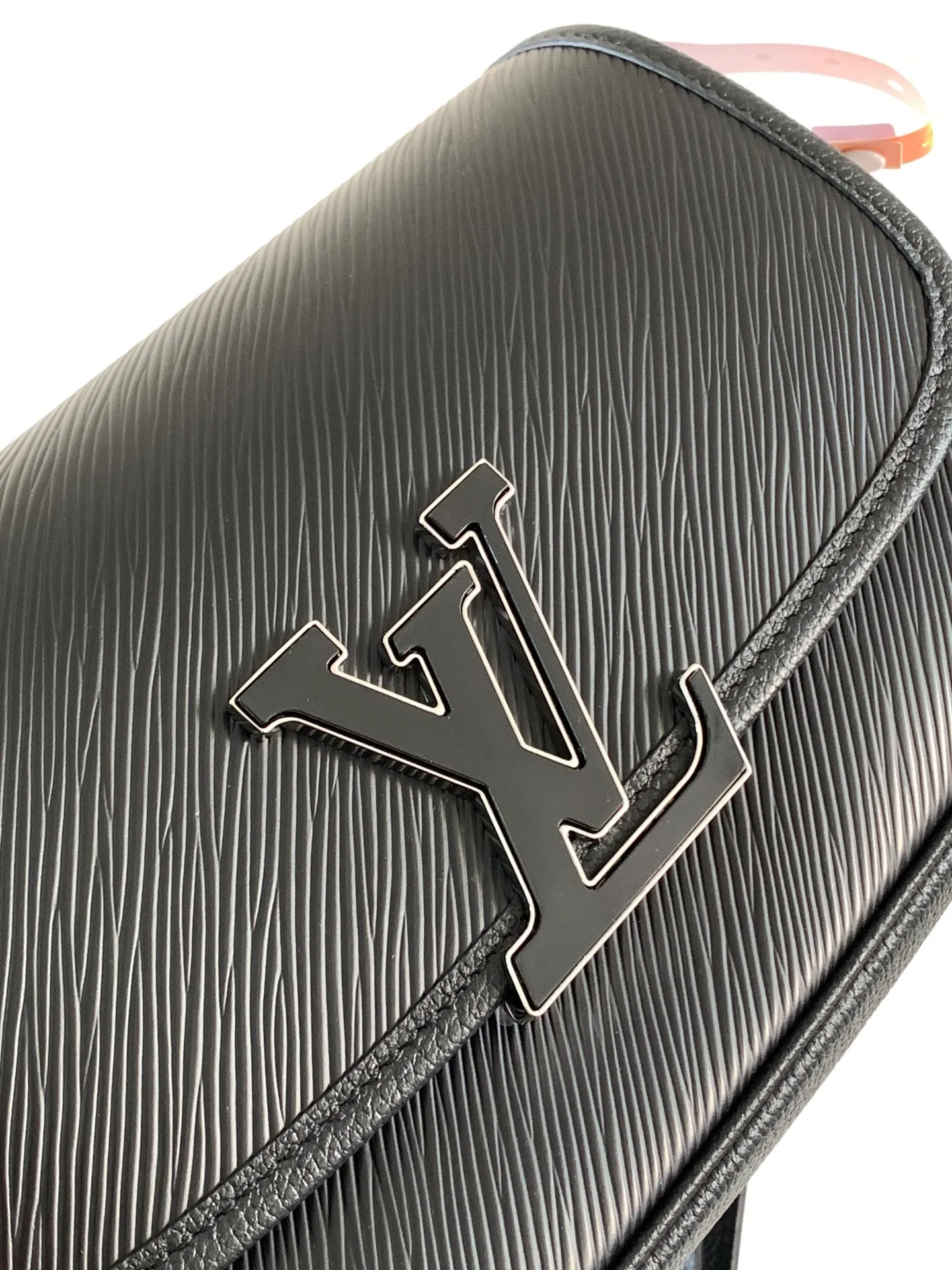 💰1160 (top layer leather) top quality original order, transcoding chip M59386 black M59457 white M59459 caramel top layer cowhide This Buci handbag is made of iconic Epi leather, with smooth leather outlines the corners and lining, achieving a classic soft silhouette. The resin LV logo adds a modern touch, and the adjustable strap allows for comfortable shoulder or cross-body wear.  Dimensions: 24.5 x 15.5 x 9 cm