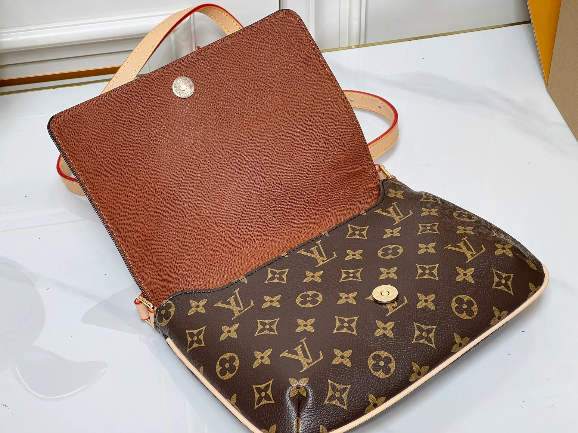 Batch 240💰Changing leather🔥Upgraded version of the second-hand messenger bag M51257 presbyopia, a new interpretation of the Neverfull classic, explore the exquisite details inside the bag. Inspired by vintage details from the Louis Vuitton archives, bright lining tones add a more lively feel to the classic Monogram canvas. The size is just right, the size shouldn’t be too suitable🤗 The adjustable shoulder strap is a versatile piece that doesn’t matter the season or clothes. Dimensions 🌸25 x 22x4