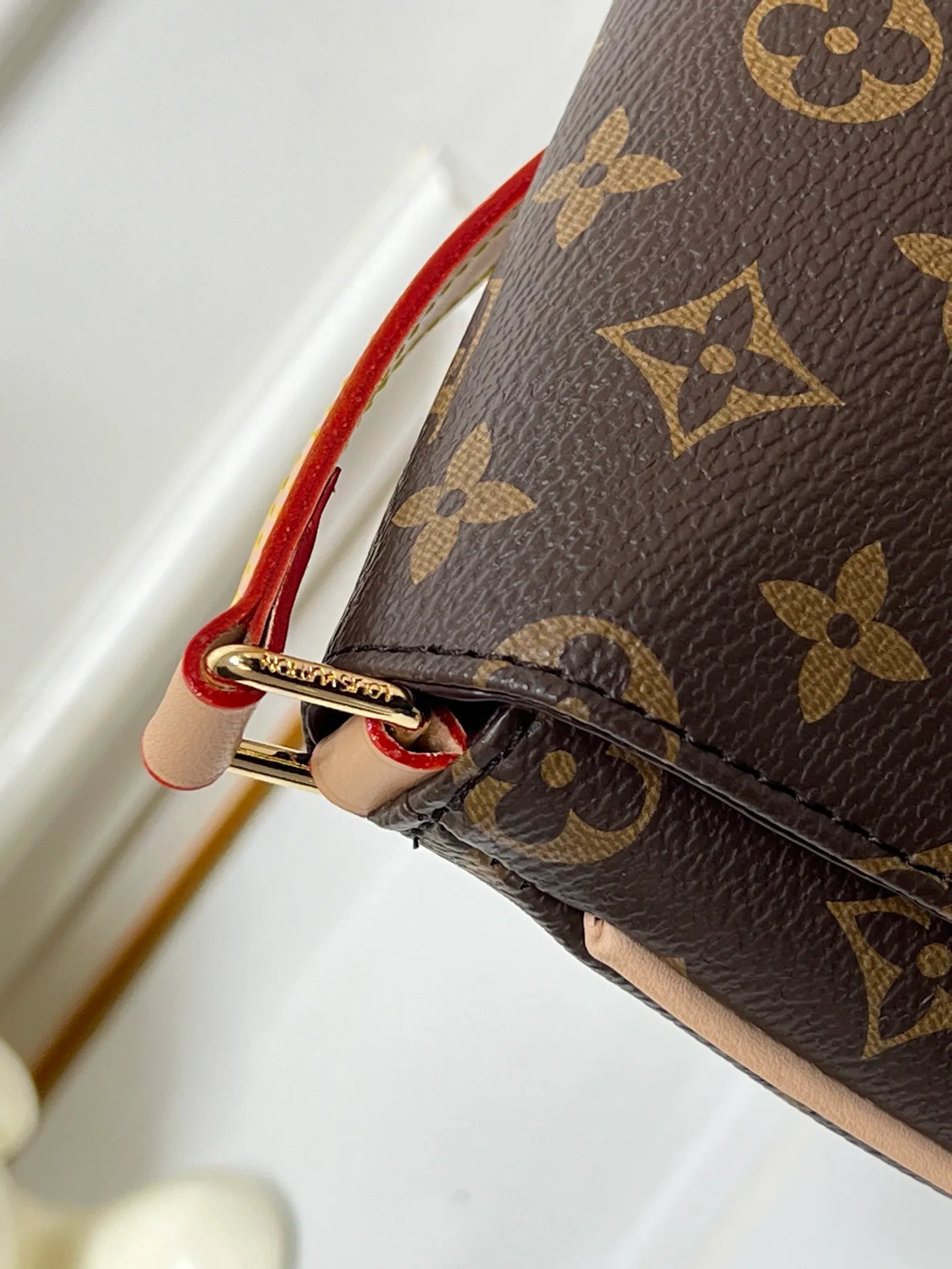 Batch 240💰Changing leather🔥Upgraded version of the second-hand messenger bag M51257 presbyopia, a new interpretation of the Neverfull classic, explore the exquisite details inside the bag. Inspired by vintage details from the Louis Vuitton archives, bright lining tones add a more lively feel to the classic Monogram canvas. The size is just right, the size shouldn’t be too suitable🤗 The adjustable shoulder strap is a versatile piece that doesn’t matter the season or clothes. Dimensions 🌸25 x 22x4