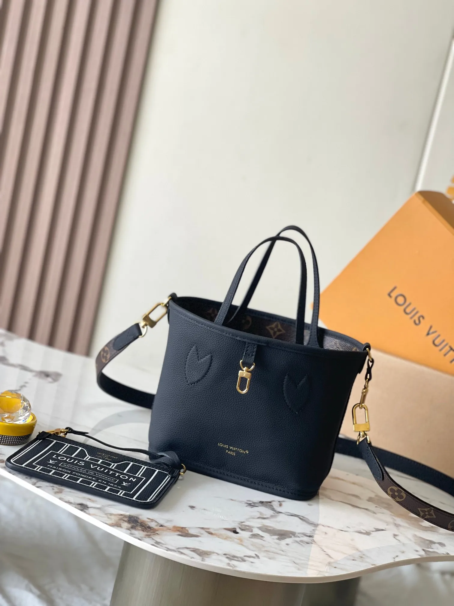 p2160 [Special grade MB chip version original leather] Neverfull Bandouliere Inside Out BB handbag is a double-sided version of the classic design this season, model: M12099 black dynamic chip version Material: A-grade all-steel hardware, imported original cowhide Packaging: full set of original duty-free MB packaging Size: 24*14*9CM
