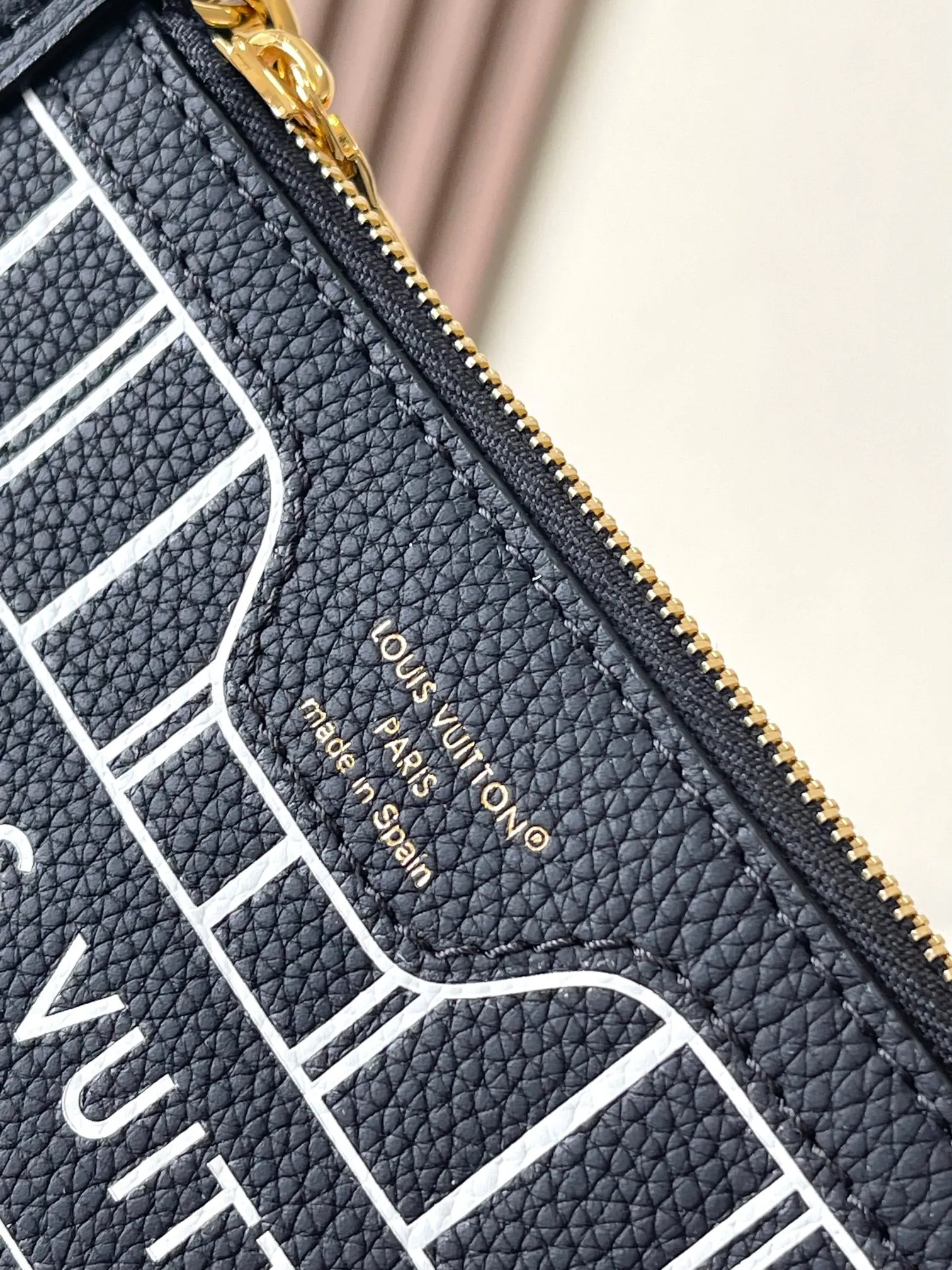 p2160 [Special grade MB chip version original leather] Neverfull Bandouliere Inside Out BB handbag is a double-sided version of the classic design this season, model: M12099 black dynamic chip version Material: A-grade all-steel hardware, imported original cowhide Packaging: full set of original duty-free MB packaging Size: 24*14*9CM
