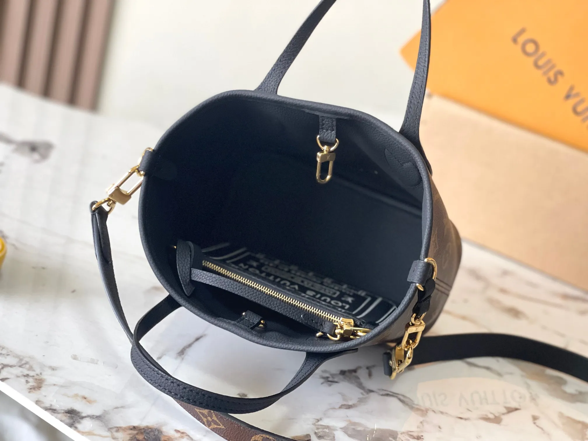 p2160 [Special grade MB chip version original leather] Neverfull Bandouliere Inside Out BB handbag is a double-sided version of the classic design this season, model: M12099 black dynamic chip version Material: A-grade all-steel hardware, imported original cowhide Packaging: full set of original duty-free MB packaging Size: 24*14*9CM