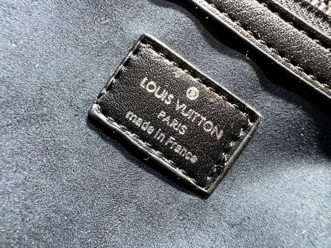 Batch 300💰LV METIS handbag M14018 M13986 Smart, intelligent and meticulously crafted, Métis made of Monogram canvas fulfills its promise with its own attitude. With its emphasis on lines and silhouettes, the Métis handbag combines the versatility required of a modern handbag with the elegance and charm of Louis Vuitton's heritage. Two detachable shoulder straps, can be used to carry, carry or carry on the shoulder. Size 48x36x12cm,