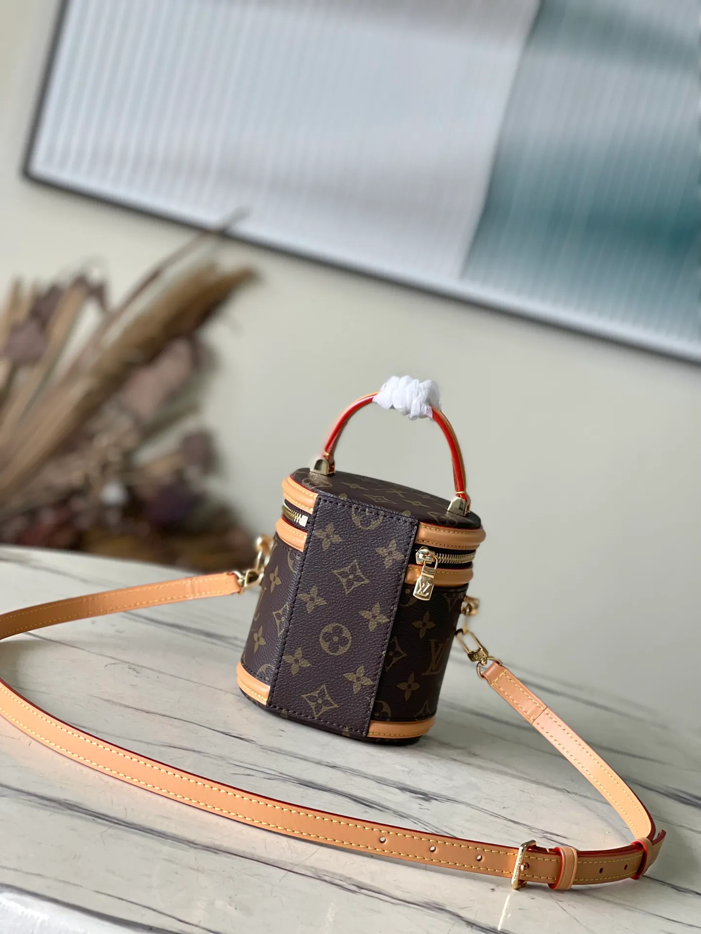 💰800 Top Original Order M82952 This Nano Cannes handbag is made of Monogram canvas with a round and simple structure. It coincides with makeup design. The leather trim and embossed logo on the label are richly detailed, and the handles and detachable and adjustable shoulder strap allow for a variety of carrying styles. Dimensions: 14.5 × 14 × 12 cm
