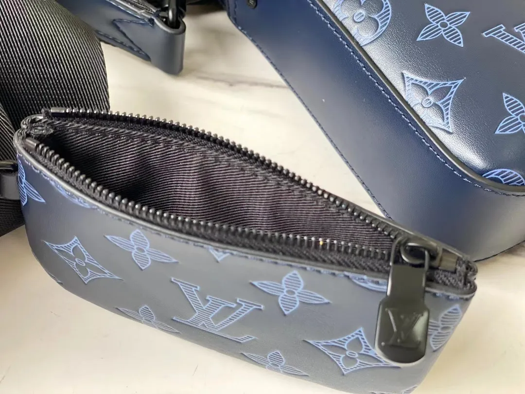 💰1060 (top-grain leather) top-quality original M45730 Duo messenger bag is made of Monogram Shadow leather, and uses Monogram printing to deepen the delicate outline of the same element embossing, providing an elegant choice for leather goods lovers. The shoulder strap comes with a detachable coin purse. Dimensions: 26 x 18.5 x 5 cm