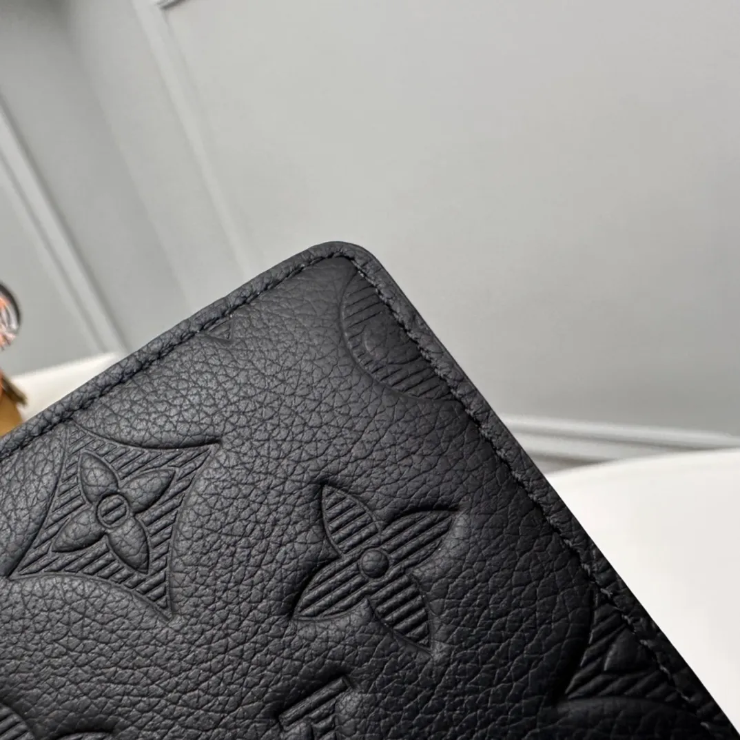 Factory price 280 Full head-grain leather [Top quality original order] M62899 Black card holder 👏👏 Louis Vuitton pocket wallet made of Monogram Shadow calfskin, an elegant choice for carrying daily items. The Monogram Shadow leather with classic Monogram embossing is soft in texture, compact in size and simple in appearance. It has several pockets and credit card slots inside. Dimensions: 7.5 x 11.0 x 1.0 cm