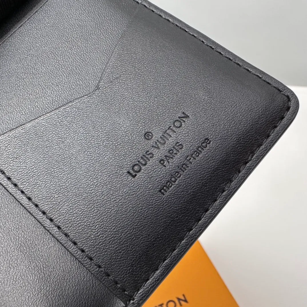 Factory price 280 Full head-grain leather [Top quality original order] M62899 Black card holder 👏👏 Louis Vuitton pocket wallet made of Monogram Shadow calfskin, an elegant choice for carrying daily items. The Monogram Shadow leather with classic Monogram embossing is soft in texture, compact in size and simple in appearance. It has several pockets and credit card slots inside. Dimensions: 7.5 x 11.0 x 1.0 cm