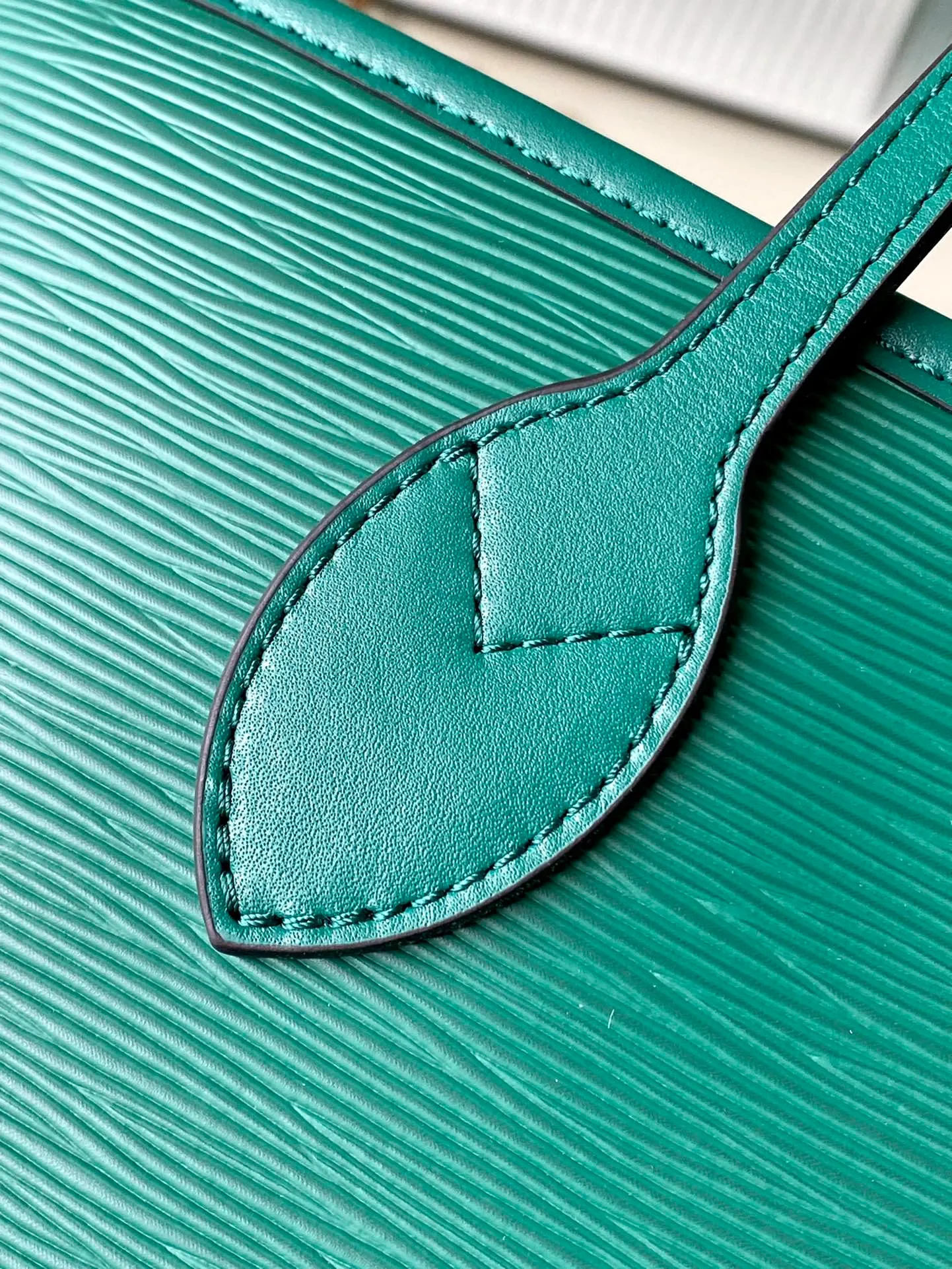 💰1320 (First-Grade Leather) Top Original M12195 Green This classic Neverfull MM St hand bag combines timeless design and traditional details, making it ideal for carrying to work and other occasions. The new version is made from signature Epi leather and has adjustable elastic straps on both sides to create a tight silhouette. The interior of the bag is spacious enough to store a 13-inch laptop, and the detachable zippered storage bag can be used as a clutch or as an extra pocket to store valuables. Dimensions: 31 x 28 x 14 cm (length x height x width)