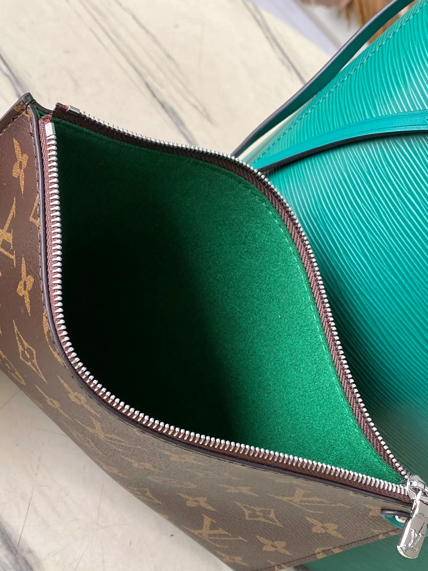 💰1320 (First-Grade Leather) Top Original M12195 Green This classic Neverfull MM St hand bag combines timeless design and traditional details, making it ideal for carrying to work and other occasions. The new version is made from signature Epi leather and has adjustable elastic straps on both sides to create a tight silhouette. The interior of the bag is spacious enough to store a 13-inch laptop, and the detachable zippered storage bag can be used as a clutch or as an extra pocket to store valuables. Dimensions: 31 x 28 x 14 cm (length x height x width)