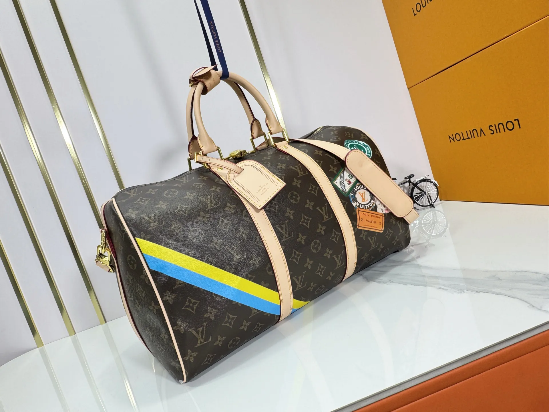 P340 upgraded original M01949 M41418 M40569 M45604 M40605 Keepall 45 travel bag, made of the new iconic black and gray Monogram Eclipse canvas. Since 1930, the Keepall series of bags has accompanied generations of travelers traveling around the world. Featuring multiple comfortable leather handles, a strap for casual cross-body carry and a shiny padlock, this updated travel bag is the ideal companion for short trips. Dimensions: 45.0 x 27.0 x 20.0 cm