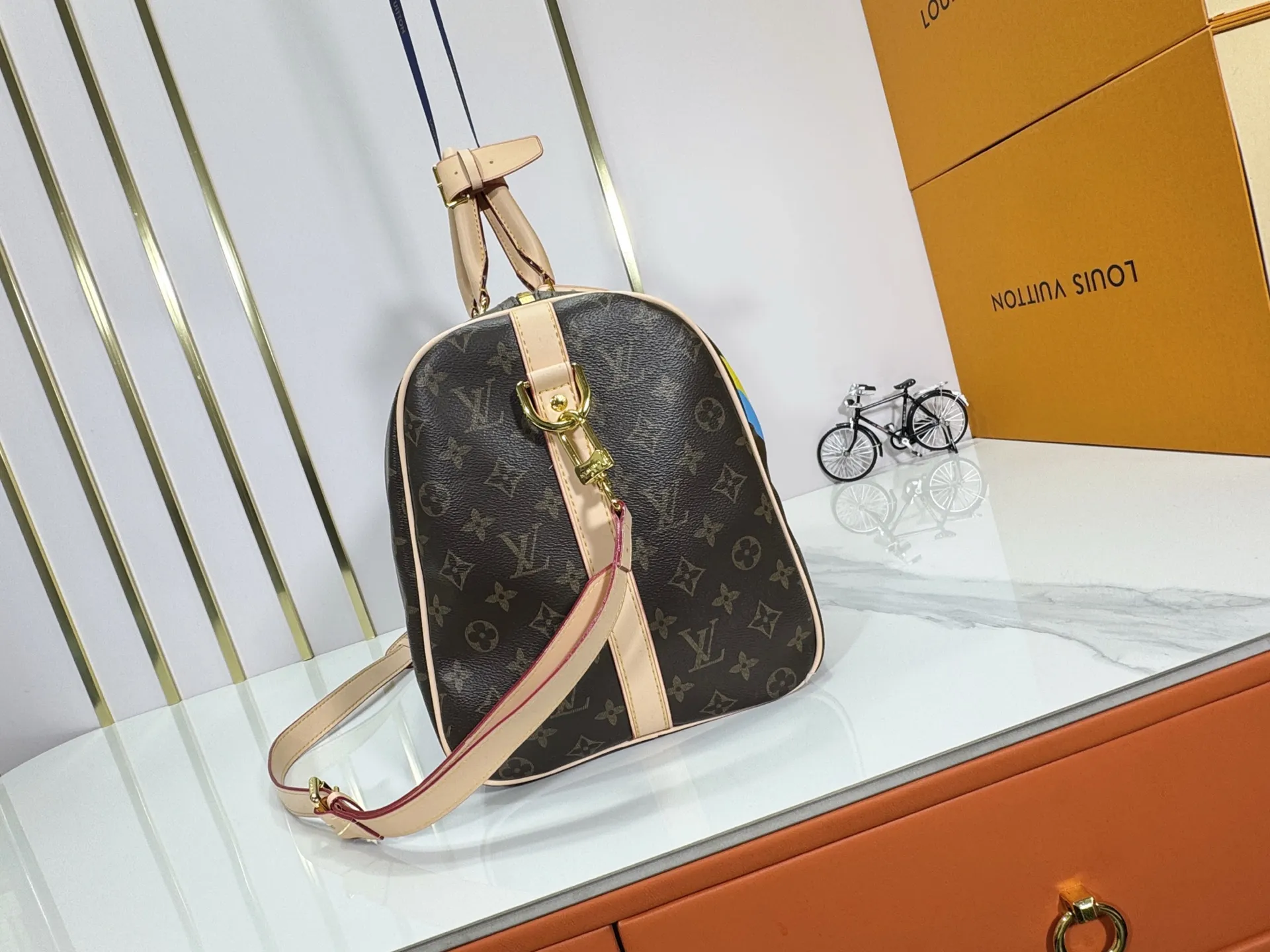 P340 upgraded original M01949 M41418 M40569 M45604 M40605 Keepall 45 travel bag, made of the new iconic black and gray Monogram Eclipse canvas. Since 1930, the Keepall series of bags has accompanied generations of travelers traveling around the world. Featuring multiple comfortable leather handles, a strap for casual cross-body carry and a shiny padlock, this updated travel bag is the ideal companion for short trips. Dimensions: 45.0 x 27.0 x 20.0 cm