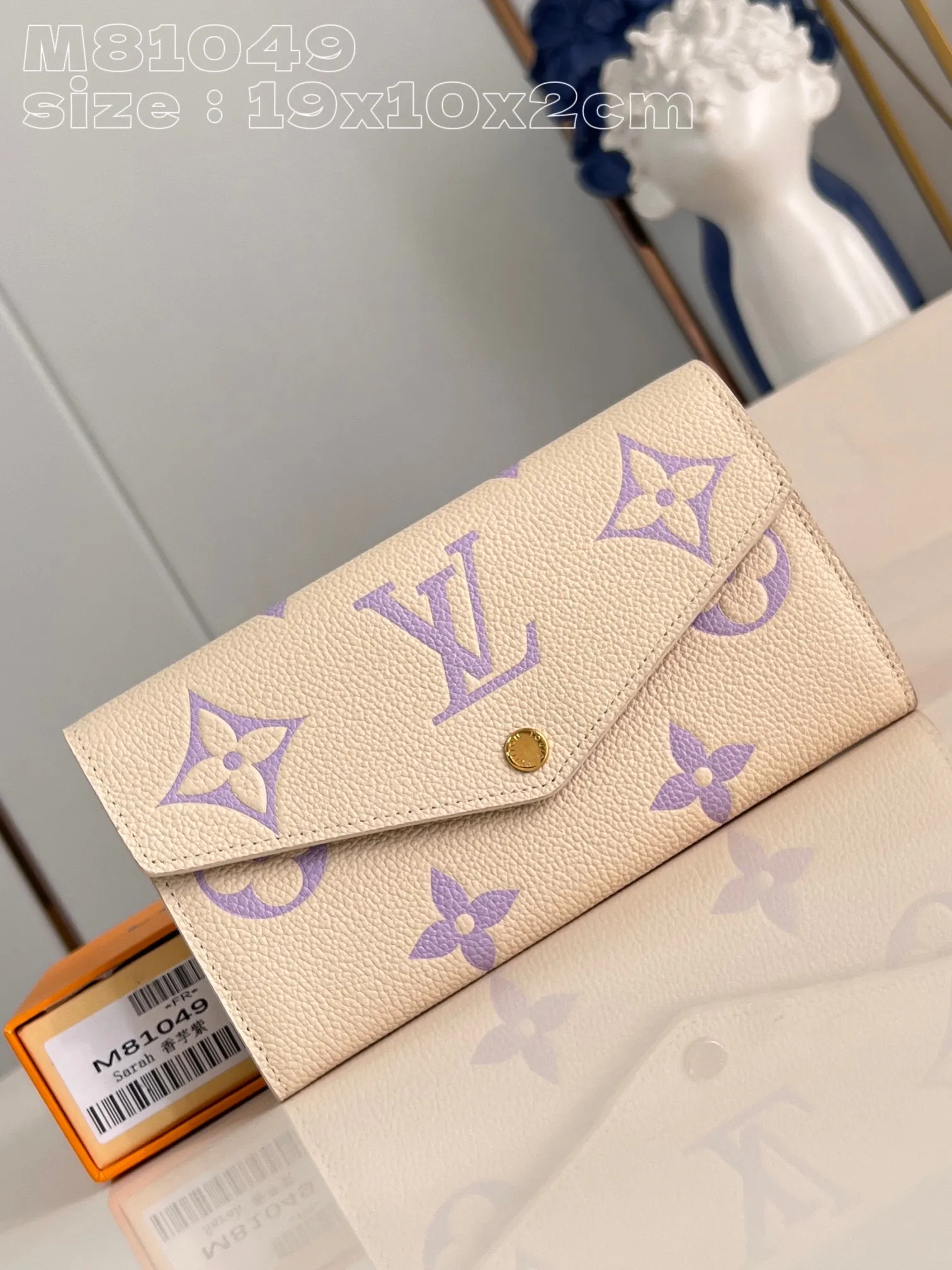 💰160 💎Upgraded from the original version🇫🇷 This Sarah wallet is made of soft Monogram Empreinte grained cow leather embossed with the classic Monogram pattern, with an envelope-style flap to open the credit card compartment and zippered coin pocket. Model: 81049 taro purple. Dimensions: 19 x 10.5 x 2 cm (length x height x width)