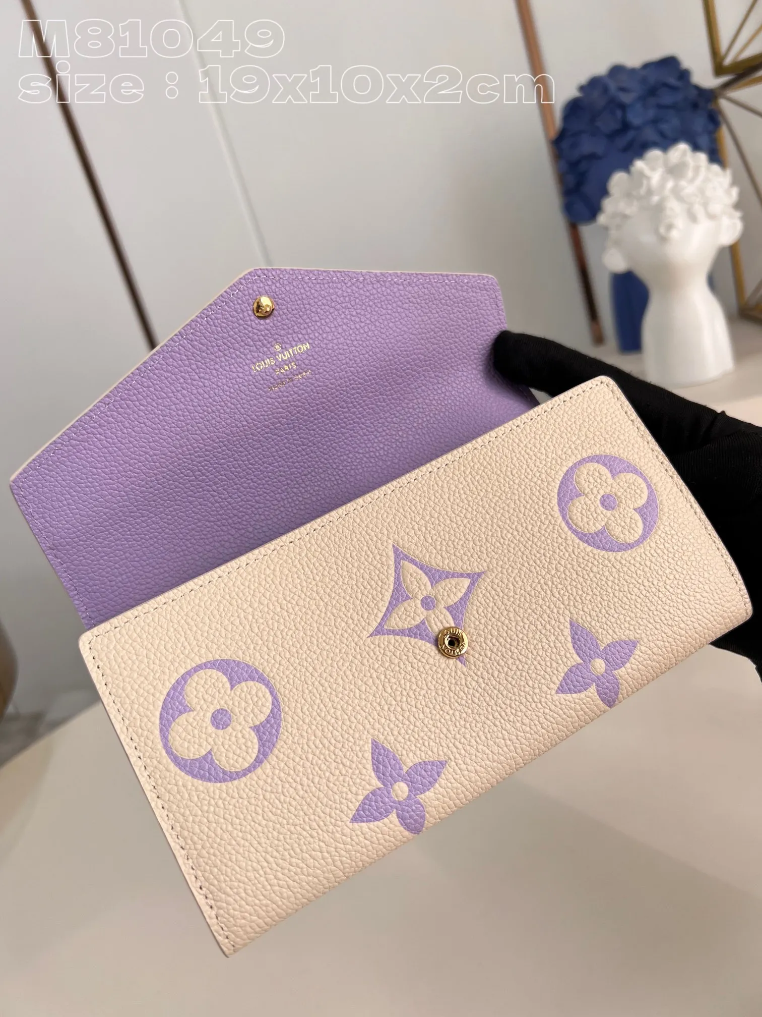 💰160 💎Upgraded from the original version🇫🇷 This Sarah wallet is made of soft Monogram Empreinte grained cow leather embossed with the classic Monogram pattern, with an envelope-style flap to open the credit card compartment and zippered coin pocket. Model: 81049 taro purple. Dimensions: 19 x 10.5 x 2 cm (length x height x width)