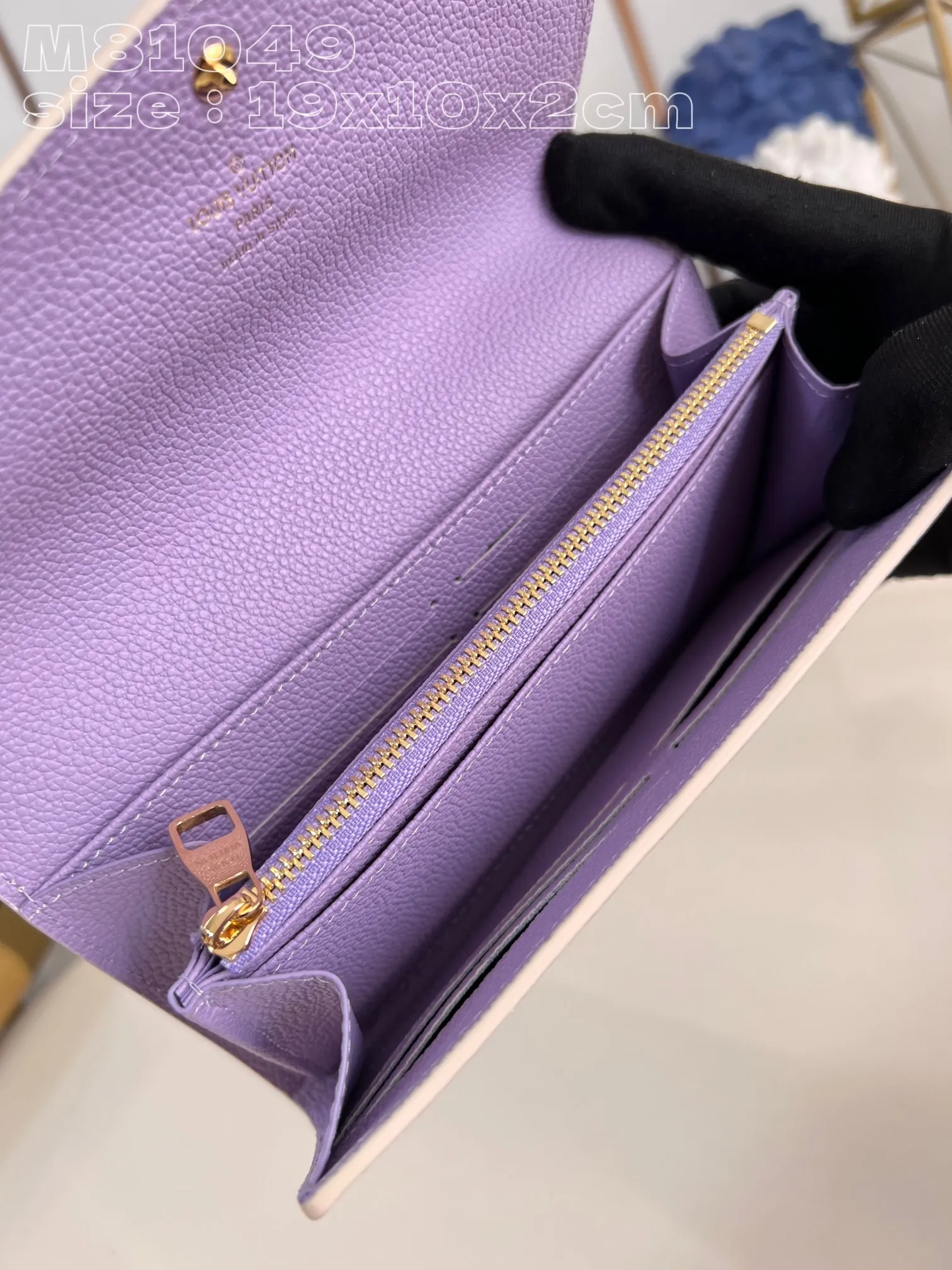 💰160 💎Upgraded from the original version🇫🇷 This Sarah wallet is made of soft Monogram Empreinte grained cow leather embossed with the classic Monogram pattern, with an envelope-style flap to open the credit card compartment and zippered coin pocket. Model: 81049 taro purple. Dimensions: 19 x 10.5 x 2 cm (length x height x width)