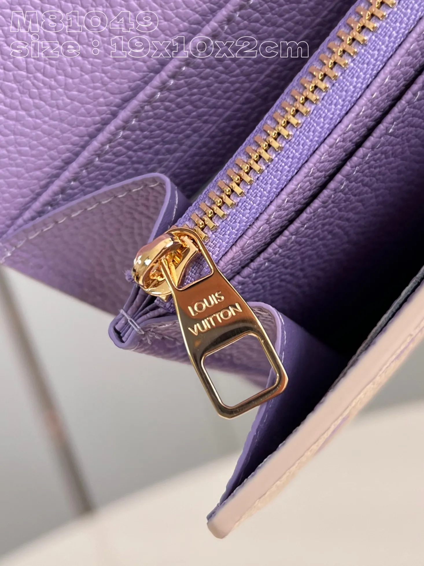 💰160 💎Upgraded from the original version🇫🇷 This Sarah wallet is made of soft Monogram Empreinte grained cow leather embossed with the classic Monogram pattern, with an envelope-style flap to open the credit card compartment and zippered coin pocket. Model: 81049 taro purple. Dimensions: 19 x 10.5 x 2 cm (length x height x width)