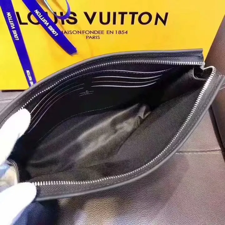 P130LV POCHETTE VOYAGE M61692 41696 Medium Handbag The handbag is made of the new iconic black and gray Monogram Eclipse canvas. This new Pochette Voyage medium handbag with a strong style can easily store personal essentials. Zipper closure - 1 internal patch pocket - 6 internal credit card slots - Specially coated canvas - Microfiber lining - Cowhide leather with Monogram canvas trim. size: 27*6*20-(upgraded version)