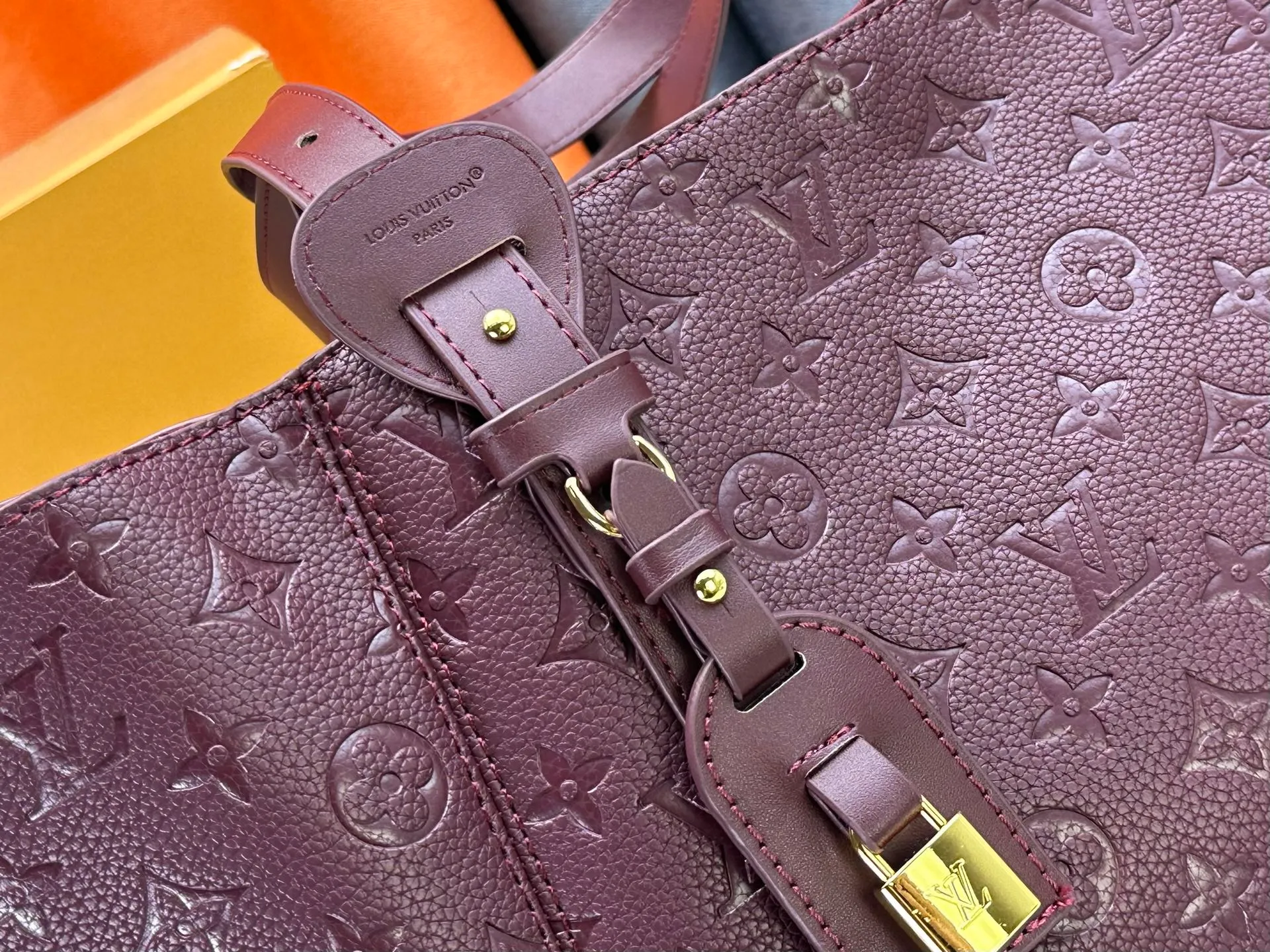 P280 Large [ALL IN ONE MM Handbag] m25888 maroon m25860 black This All In One MM handbag expands the capacity definition of the All-In series and can be transformed into a rounded Hobo handbag or an open tote bag, making it easy to carry daily needs. Monogram Empreinte leather bag with dazzling metal parts, LV padlock and nameplate highlight the exquisite details. Size:56x30.5x17(cm)