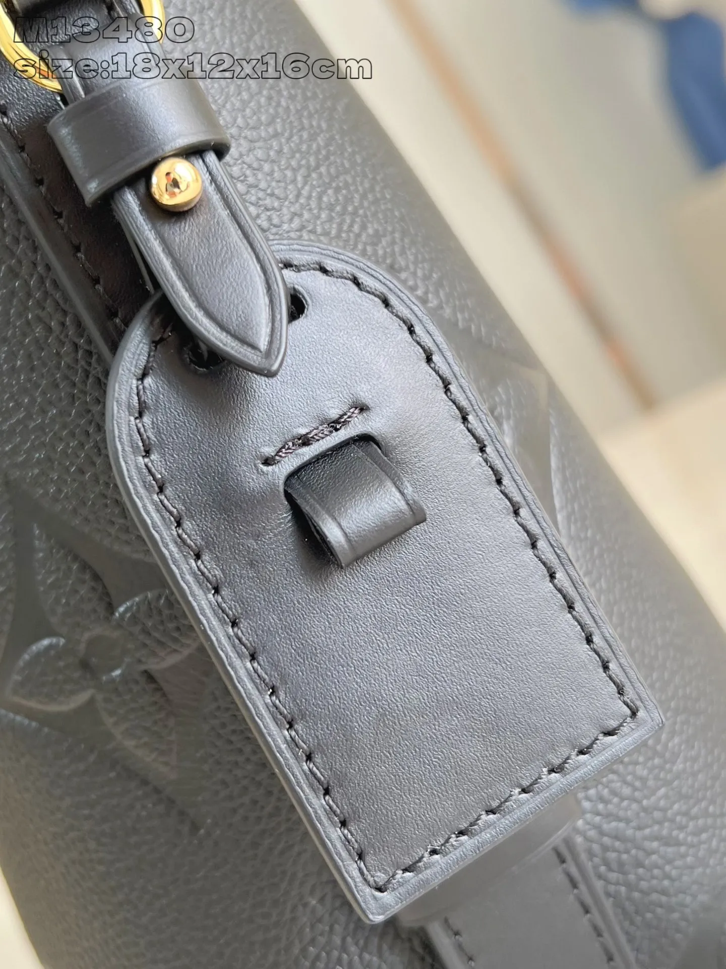 💰1020 (top layer leather) top-quality original individual real shot M13480 black embossed】M13480 This All In BB handbag is made of Monogram Empreinte leather with shiny metal parts, and the iconic padlock and nameplate highlight the classic style. The adjustable shoulder strap continues the brand's trunk-making heritage, and the leather shoulder strap adds cross-body and shoulder carry options. The foldable design enables the silhouette to be retracted and retracted freely, providing ample space for daily use. 18 x 12 x 16 cm (height x width x length)
