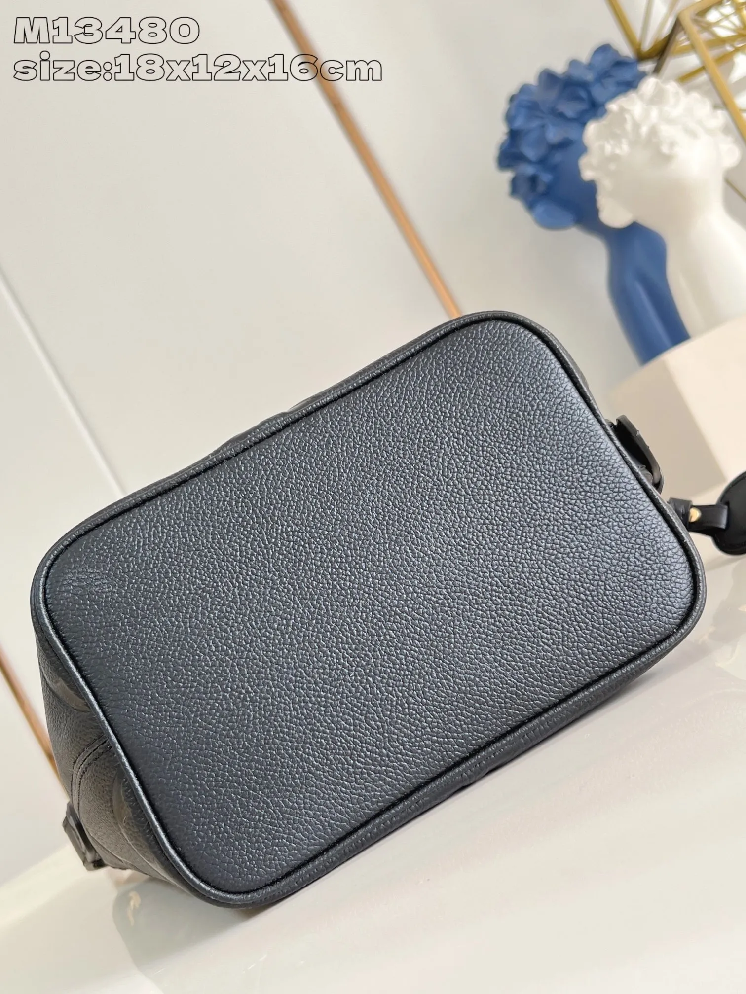 💰1020 (top layer leather) top-quality original individual real shot M13480 black embossed】M13480 This All In BB handbag is made of Monogram Empreinte leather with shiny metal parts, and the iconic padlock and nameplate highlight the classic style. The adjustable shoulder strap continues the brand's trunk-making heritage, and the leather shoulder strap adds cross-body and shoulder carry options. The foldable design enables the silhouette to be retracted and retracted freely, providing ample space for daily use. 18 x 12 x 16 cm (height x width x length)