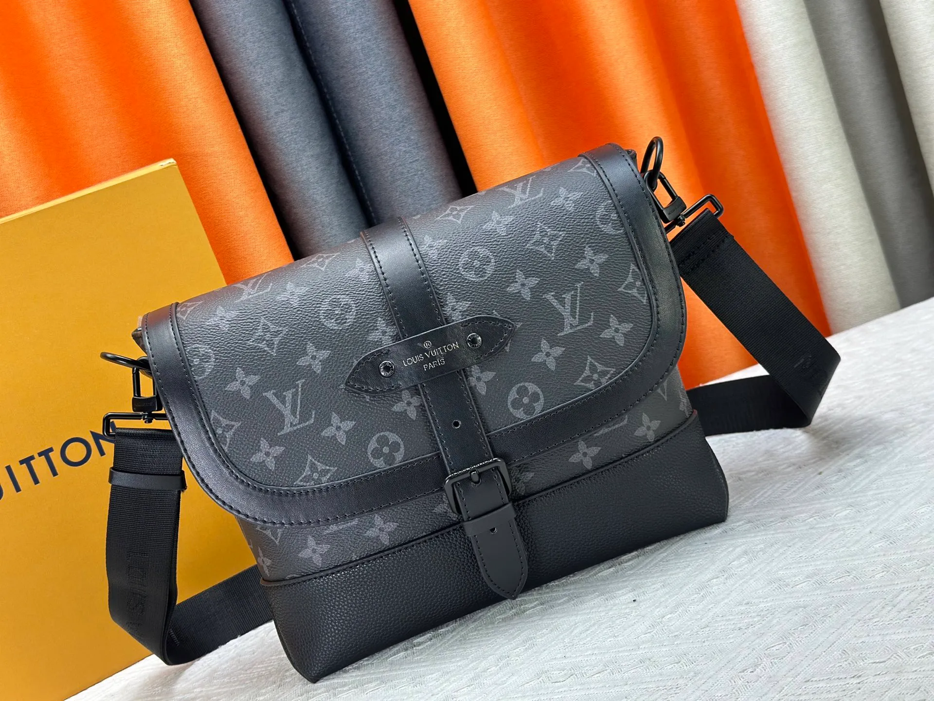 P280 This new messenger bag pays homage to Louis Vuitton’s iconic equestrian style Saumur handbag launched in 1986. The combination of Monogram Eclipse canvas and grained leather gives this classic piece a modern look. Buckled shoulder strap with magnetic closure. Casual and fashionable, suitable for daily carrying. Model: M45911 Dimensions: 30 x 23 x 11 cm (Length x Height x Width)