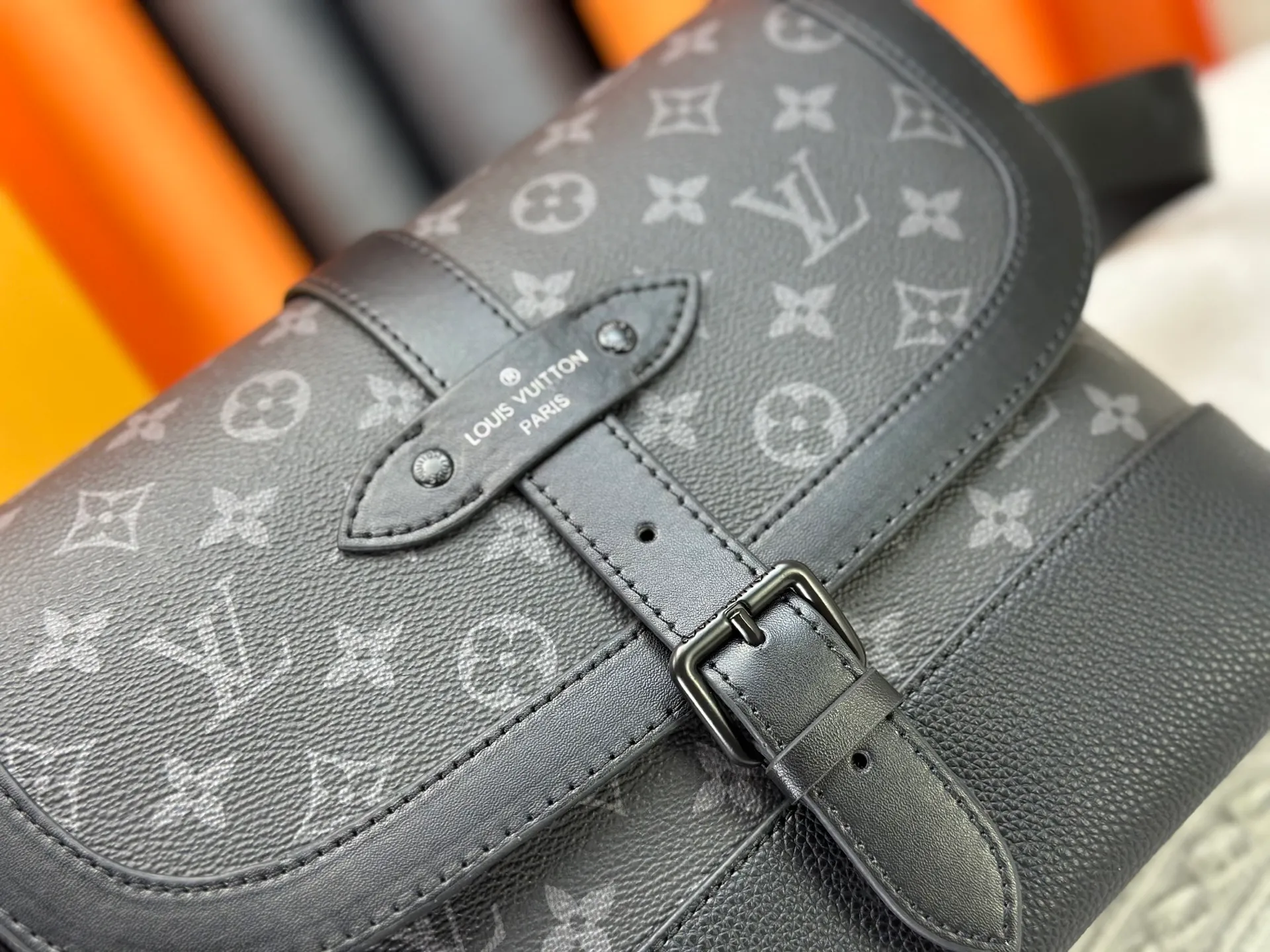 P280 This new messenger bag pays homage to Louis Vuitton’s iconic equestrian style Saumur handbag launched in 1986. The combination of Monogram Eclipse canvas and grained leather gives this classic piece a modern look. Buckled shoulder strap with magnetic closure. Casual and fashionable, suitable for daily carrying. Model: M45911 Dimensions: 30 x 23 x 11 cm (Length x Height x Width)