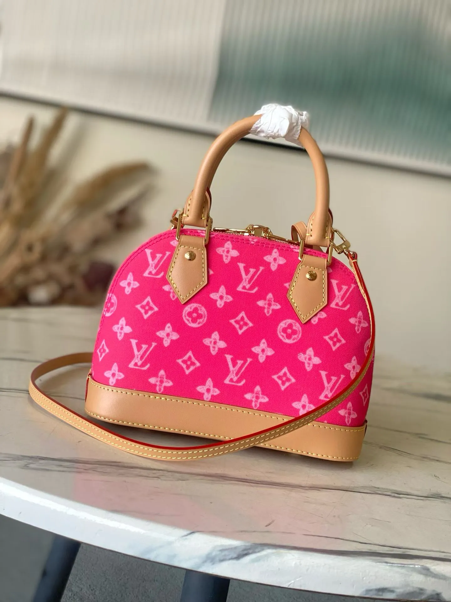 💰880 Top Original Order M28272 LV130th Anniversary Limited Presbyopia Series Color Model This Alma BB handbag traces its origins to the Art Deco style of 1934, with an elegant configuration made of Monogram canvas. A dazzling padlock and key, Toron handle and leather key holder add classic touches, while the detachable and adjustable shoulder strap makes it easy to carry across the body. Dimensions: 17.5 x 11.5 x 23.5 cm (height x width x length)
