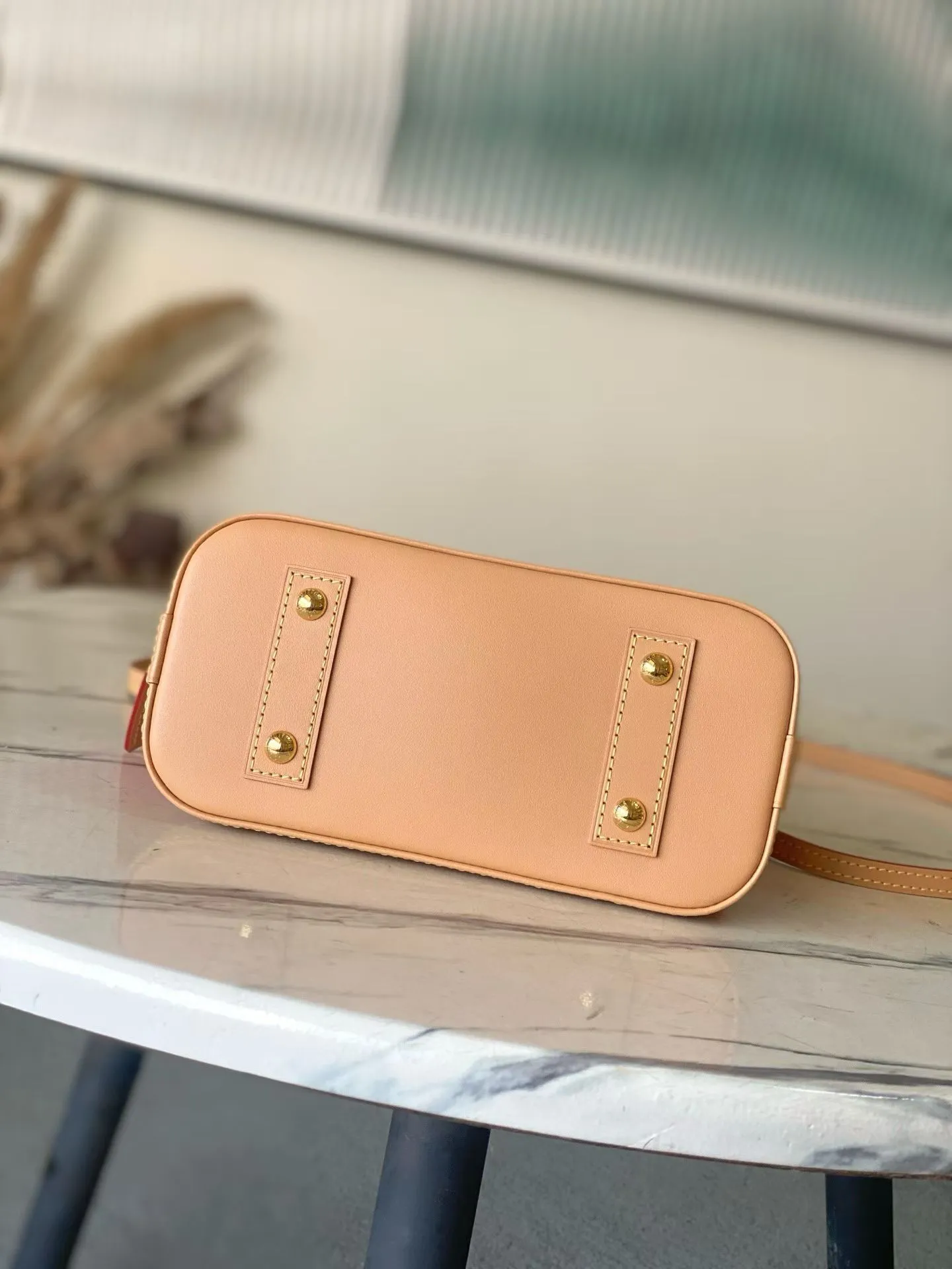 💰880 Top Original Order M28272 LV130th Anniversary Limited Presbyopia Series Color Model This Alma BB handbag traces its origins to the Art Deco style of 1934, with an elegant configuration made of Monogram canvas. A dazzling padlock and key, Toron handle and leather key holder add classic touches, while the detachable and adjustable shoulder strap makes it easy to carry across the body. Dimensions: 17.5 x 11.5 x 23.5 cm (height x width x length)