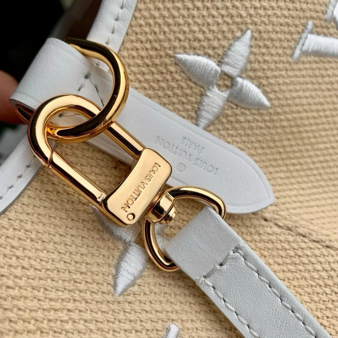 💰1260 Top-quality original M23080 white Louis Vuitton’s beloved bucket bag welcomes the coming of summer. The Monogram pattern is embroidered on the surface of the soft raffia cotton. Whether you are wandering on the beach, relaxing by the pool or attending a cocktail party, you can calmly release your exquisite style and become a perfect companion for seaside holidays. Detailed features: 26 x 26 x 17.5 cm (length x height x width)