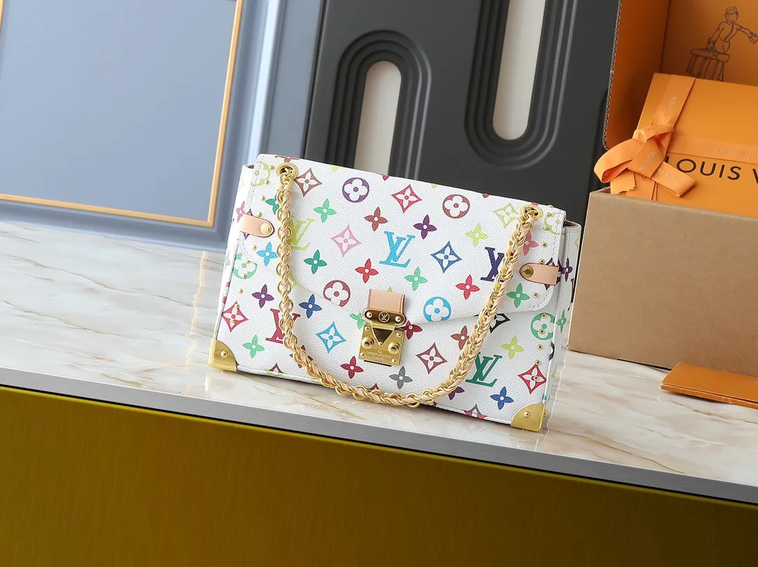 💰280💰Upgraded original M14526 Trunkie handbag combines Monogram canvas and metal rivets, with metallic corners and iconic S-lock lock, highlighting the brand heritage with a retro luggage style. The internal space and zipper pockets make it easy to accommodate daily needs, and the sliding chain shoulder strap expands carrying options. Dimensions: 27.0 x 16.0 x 8.0 cm (length x height x width)