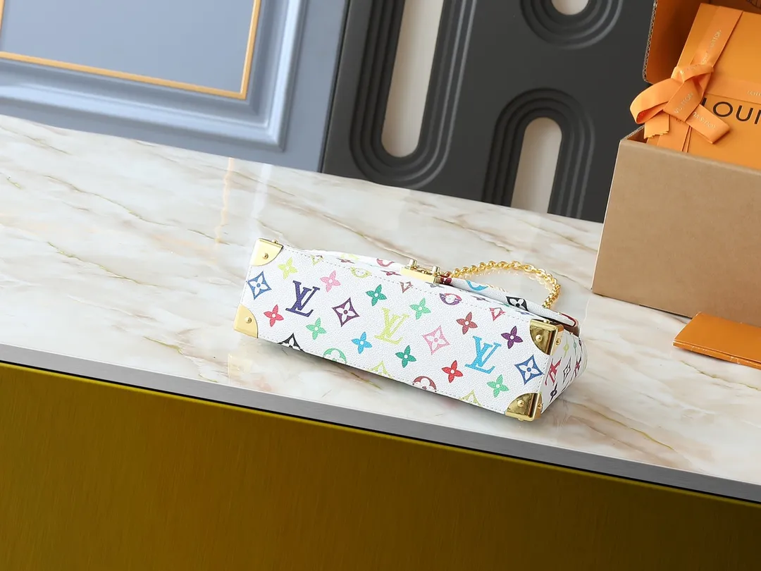💰280💰Upgraded original M14526 Trunkie handbag combines Monogram canvas and metal rivets, with metallic corners and iconic S-lock lock, highlighting the brand heritage with a retro luggage style. The internal space and zipper pockets make it easy to accommodate daily needs, and the sliding chain shoulder strap expands carrying options. Dimensions: 27.0 x 16.0 x 8.0 cm (length x height x width)