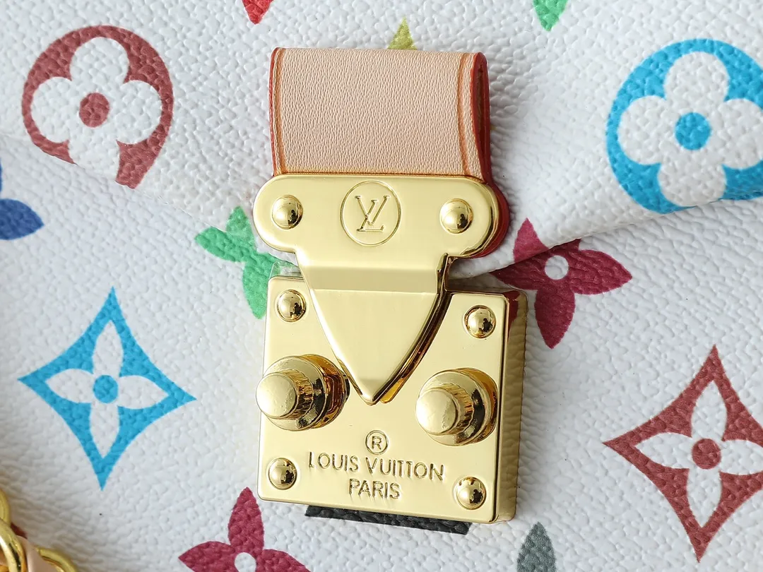 💰280💰Upgraded original M14526 Trunkie handbag combines Monogram canvas and metal rivets, with metallic corners and iconic S-lock lock, highlighting the brand heritage with a retro luggage style. The internal space and zipper pockets make it easy to accommodate daily needs, and the sliding chain shoulder strap expands carrying options. Dimensions: 27.0 x 16.0 x 8.0 cm (length x height x width)