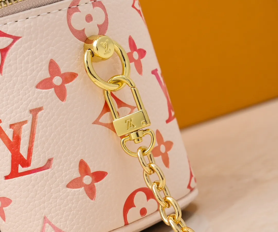 Batch 💰260 Upgraded Original ✨M44936 45599 The new full leather gradient oil paint embossed silk screen cosmetic bag is made of Monogram canvas and has a delicate structure. It can be placed in the bathroom to store beauty supplies such as nail polish or lipstick, or placed in a handbag to collect small items. The handle can be folded flat to fit into a small space. Size: 19X13X11cm
