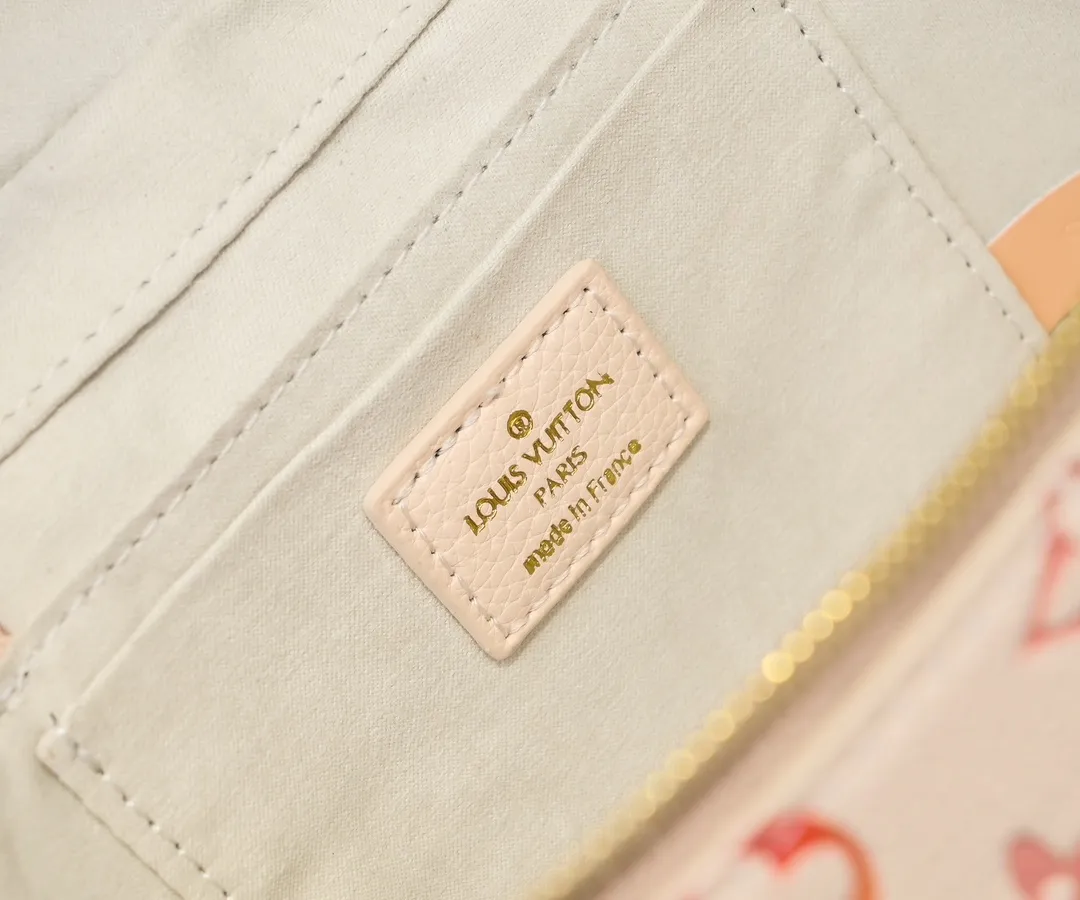Batch 💰260 Upgraded Original ✨M44936 45599 The new full leather gradient oil paint embossed silk screen cosmetic bag is made of Monogram canvas and has a delicate structure. It can be placed in the bathroom to store beauty supplies such as nail polish or lipstick, or placed in a handbag to collect small items. The handle can be folded flat to fit into a small space. Size: 19X13X11cm