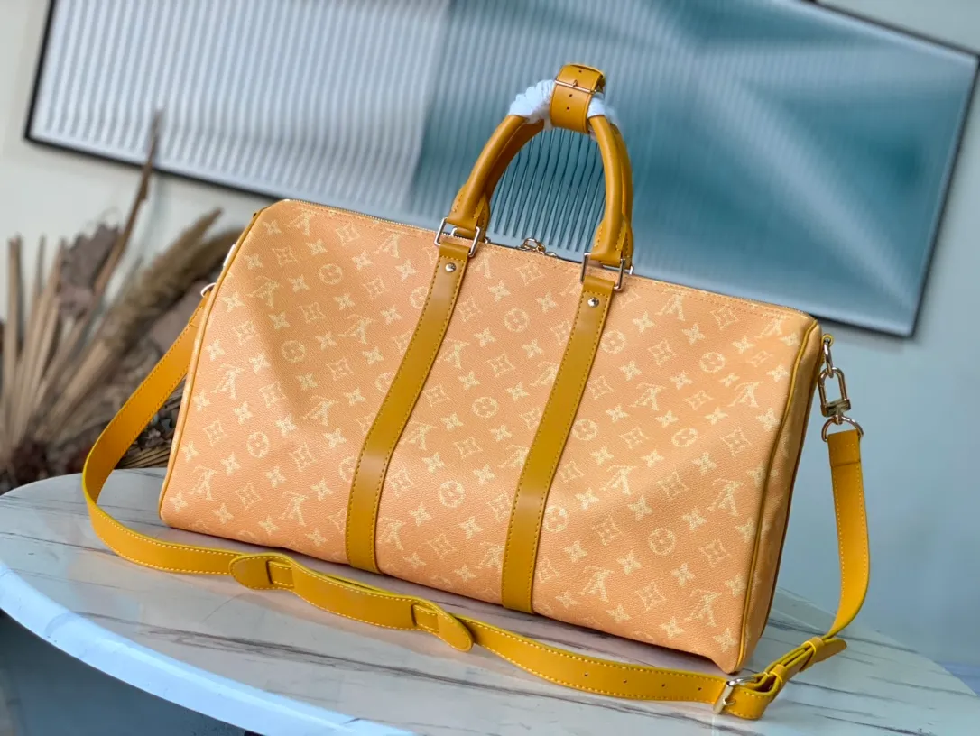 💰1220 Top original order M12880 This Keepall Bandouliere 45 travel bag is made of Monogram Heritage canvas with cow leather trim, and the Marque LVuitton Deposee logo is written on the side. The detachable shoulder strap and rolled leather handle make it easy to carry it on the go, and the padded dog paw decoration designed by Pharrel Wiliams adds a sense of smartness. Dimensions: 45 × 27 × 20 cm