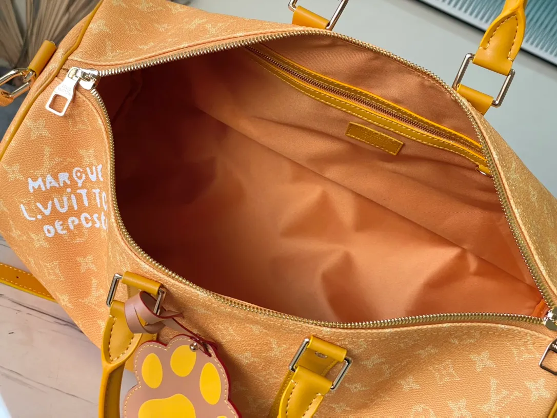 💰1220 Top original order M12880 This Keepall Bandouliere 45 travel bag is made of Monogram Heritage canvas with cow leather trim, and the Marque LVuitton Deposee logo is written on the side. The detachable shoulder strap and rolled leather handle make it easy to carry it on the go, and the padded dog paw decoration designed by Pharrel Wiliams adds a sense of smartness. Dimensions: 45 × 27 × 20 cm