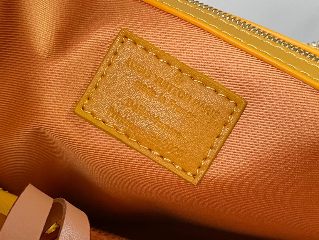 💰1220 Top original order M12880 This Keepall Bandouliere 45 travel bag is made of Monogram Heritage canvas with cow leather trim, and the Marque LVuitton Deposee logo is written on the side. The detachable shoulder strap and rolled leather handle make it easy to carry it on the go, and the padded dog paw decoration designed by Pharrel Wiliams adds a sense of smartness. Dimensions: 45 × 27 × 20 cm