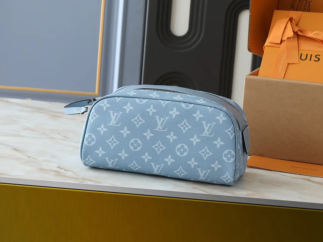💰200💰Upgraded from the original M14125 M11482 M47528 M46354 M46696 N40127 M44494 This Dopp Kit toiletry bag is made of Monogram Eclipse canvas, bringing a restrained choice to Monogram lovers. Plenty of space to store travel essentials, double zippers for secure protection, and wide opening for easy access. 28.0 x 15.0 x 16.5 cm (length x height x width)
