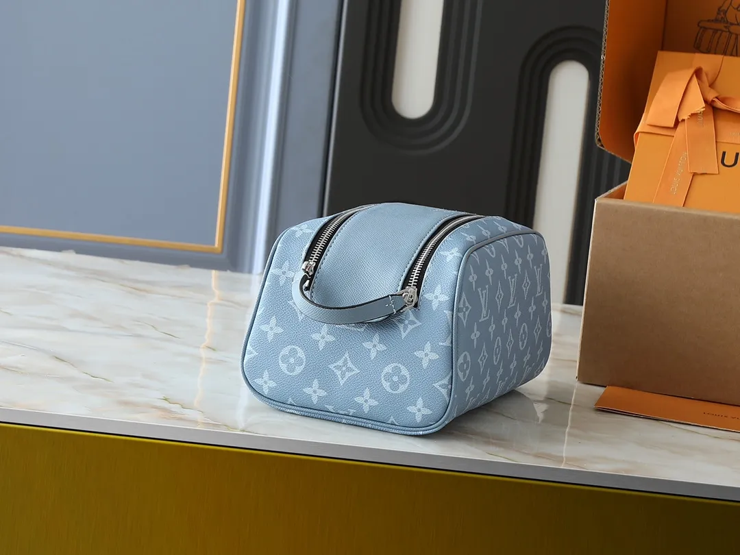💰200💰Upgraded from the original M14125 M11482 M47528 M46354 M46696 N40127 M44494 This Dopp Kit toiletry bag is made of Monogram Eclipse canvas, bringing a restrained choice to Monogram lovers. Plenty of space to store travel essentials, double zippers for secure protection, and wide opening for easy access. 28.0 x 15.0 x 16.5 cm (length x height x width)