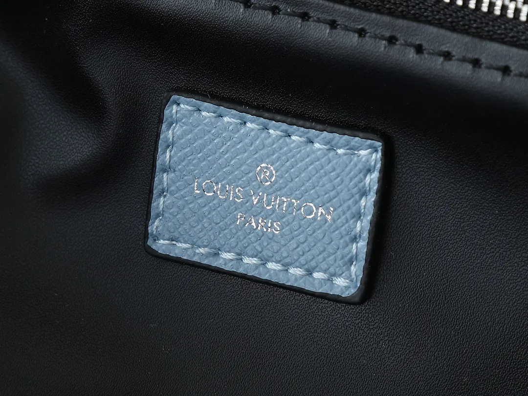 💰200💰Upgraded from the original M14125 M11482 M47528 M46354 M46696 N40127 M44494 This Dopp Kit toiletry bag is made of Monogram Eclipse canvas, bringing a restrained choice to Monogram lovers. Plenty of space to store travel essentials, double zippers for secure protection, and wide opening for easy access. 28.0 x 15.0 x 16.5 cm (length x height x width)