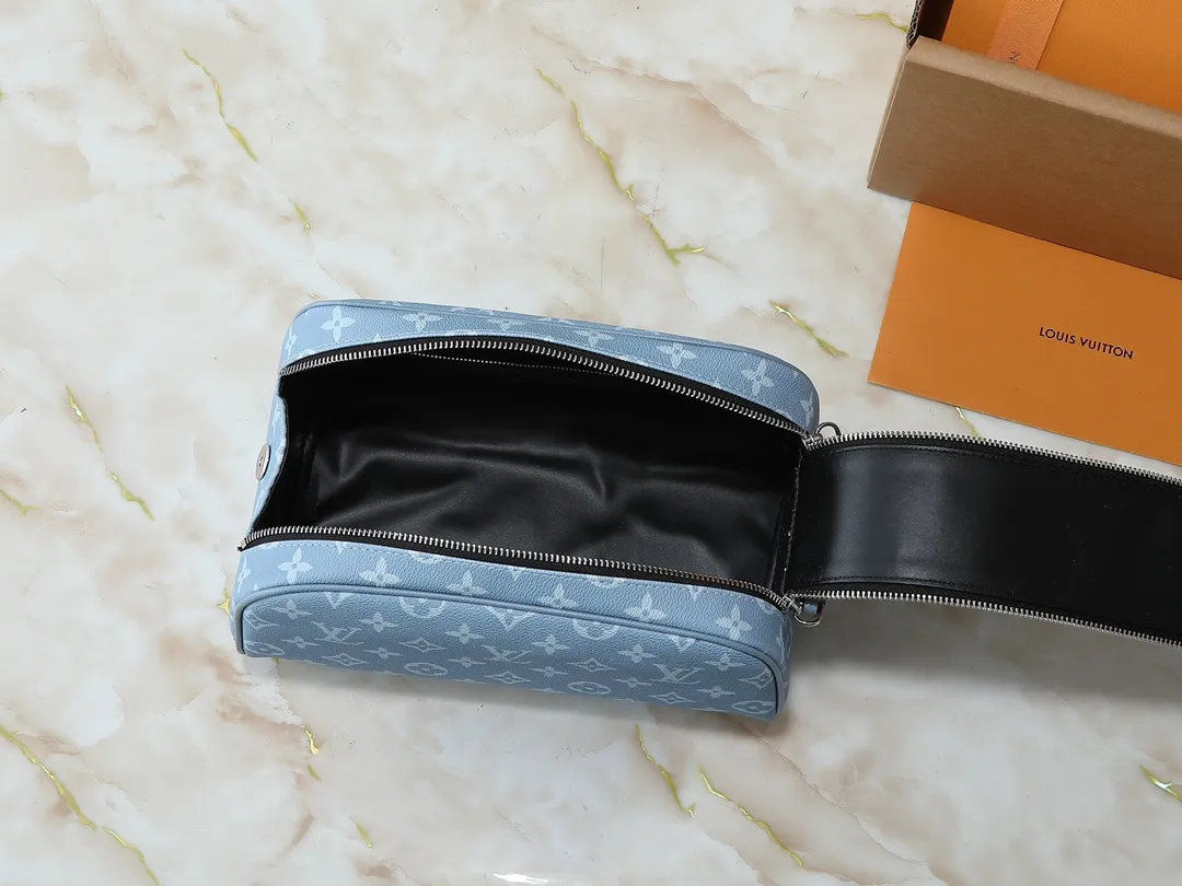 💰200💰Upgraded from the original M14125 M11482 M47528 M46354 M46696 N40127 M44494 This Dopp Kit toiletry bag is made of Monogram Eclipse canvas, bringing a restrained choice to Monogram lovers. Plenty of space to store travel essentials, double zippers for secure protection, and wide opening for easy access. 28.0 x 15.0 x 16.5 cm (length x height x width)